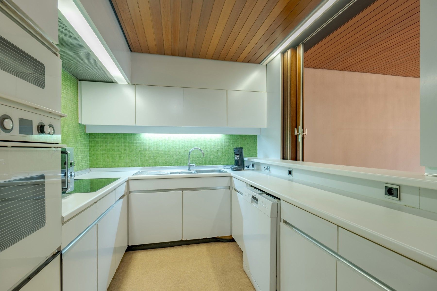 Leuk en ruim appartement met potentieel  foto 2