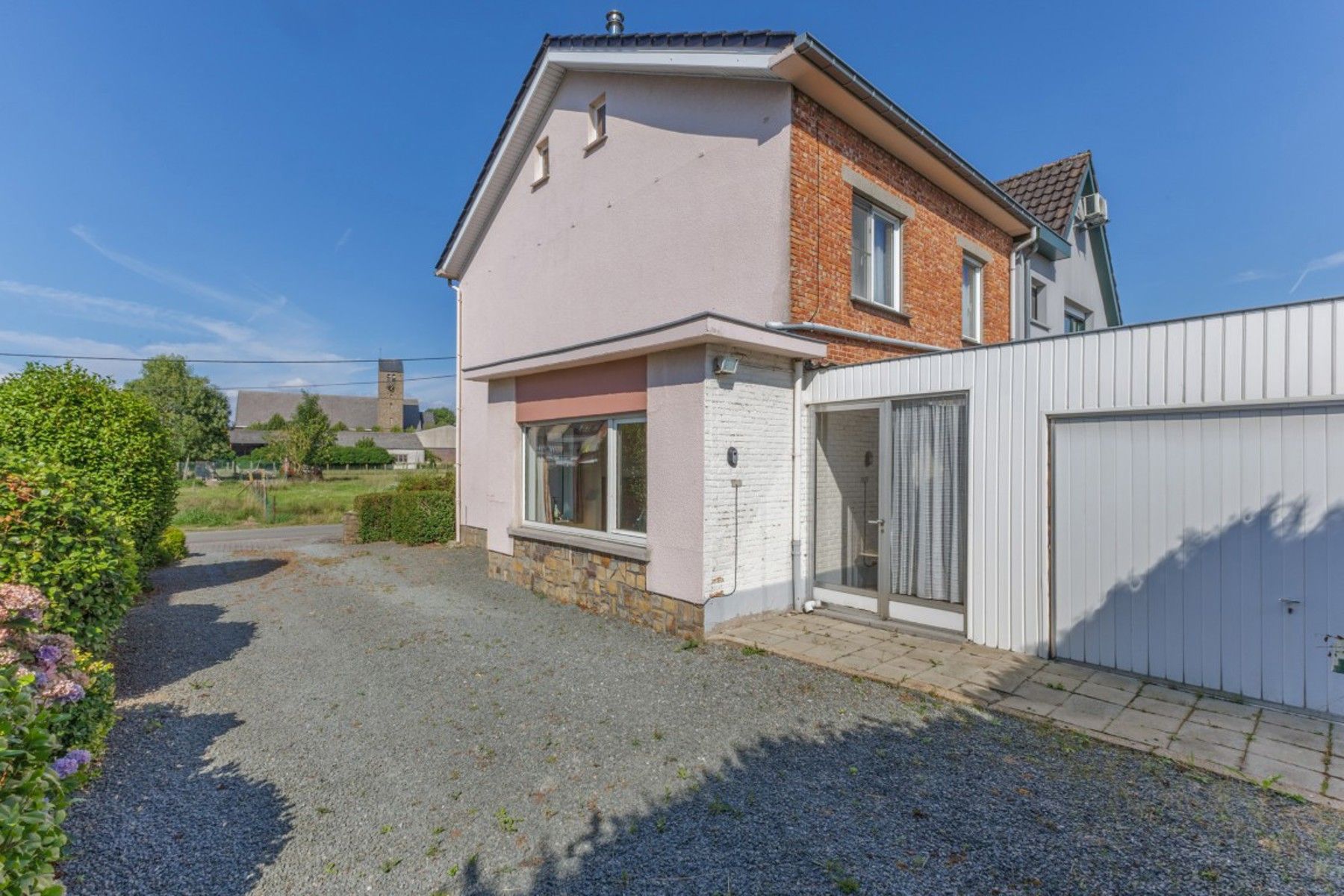 Gezinswoning met grote tuin in groene omgeving foto 6