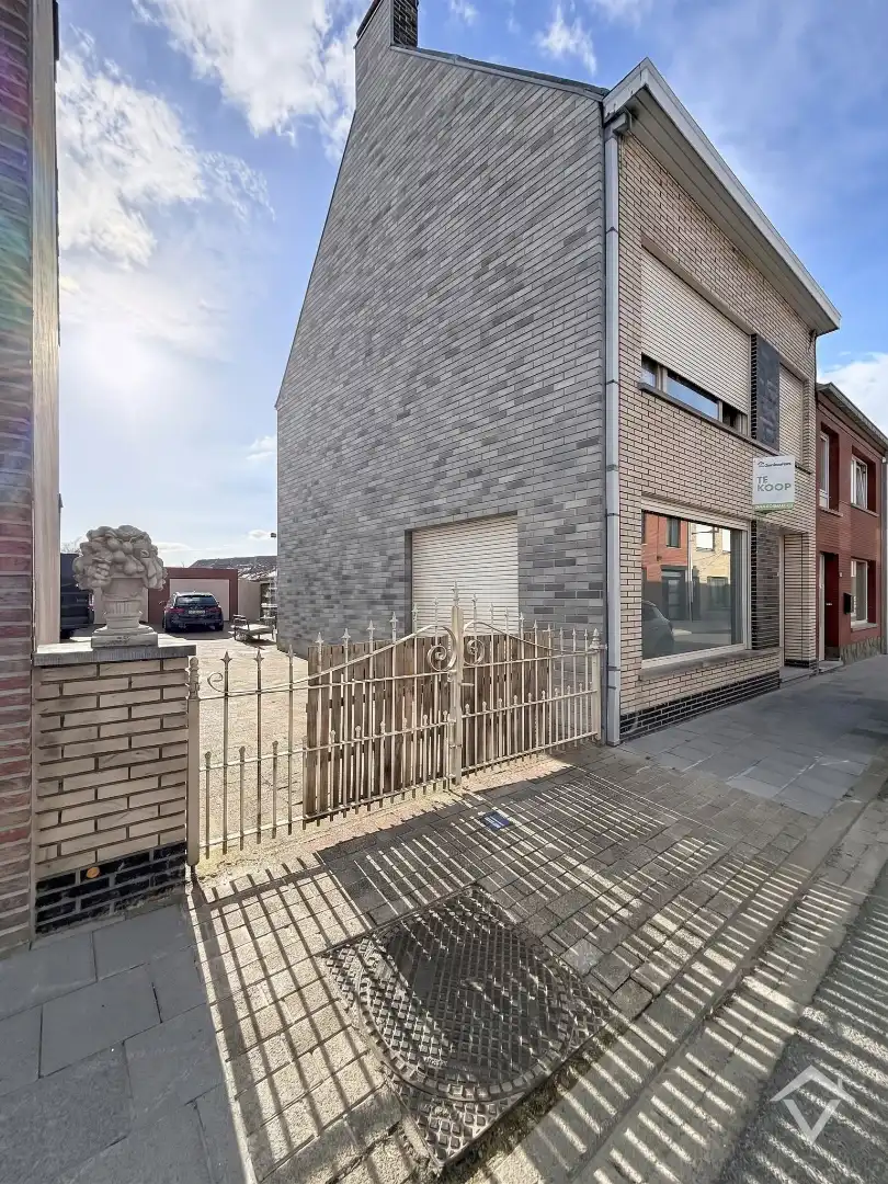 Woning met tal van mogelijkheden, 2 garages en ruim perceel van 735 m² nabij het centrum! foto 2