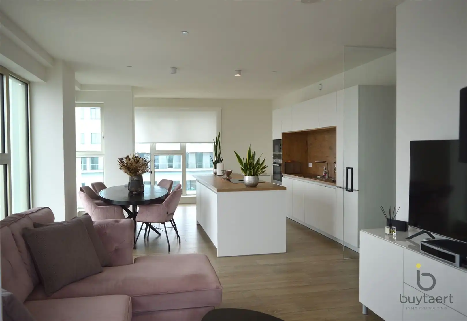 Subliem drie slaapkamer appartement op de Sky line in Antwerpen! foto {{pictureIndex}}