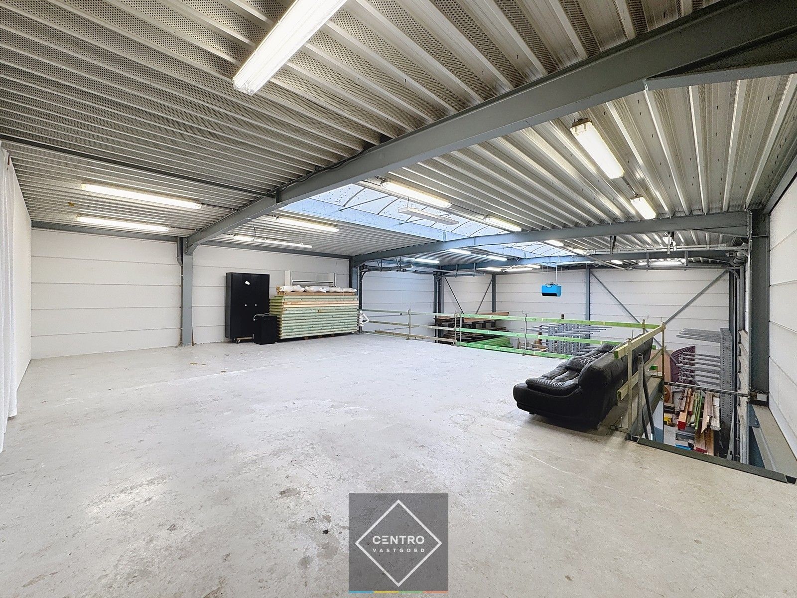 Prachtig BEDRIJFSPAND, bestaande uit MAGAZIJN (576m2 + tussenverdieping), BURELEN en instapklare, alleenstaande WONING. Op ambachtelijke zone te Aalter. foto 5