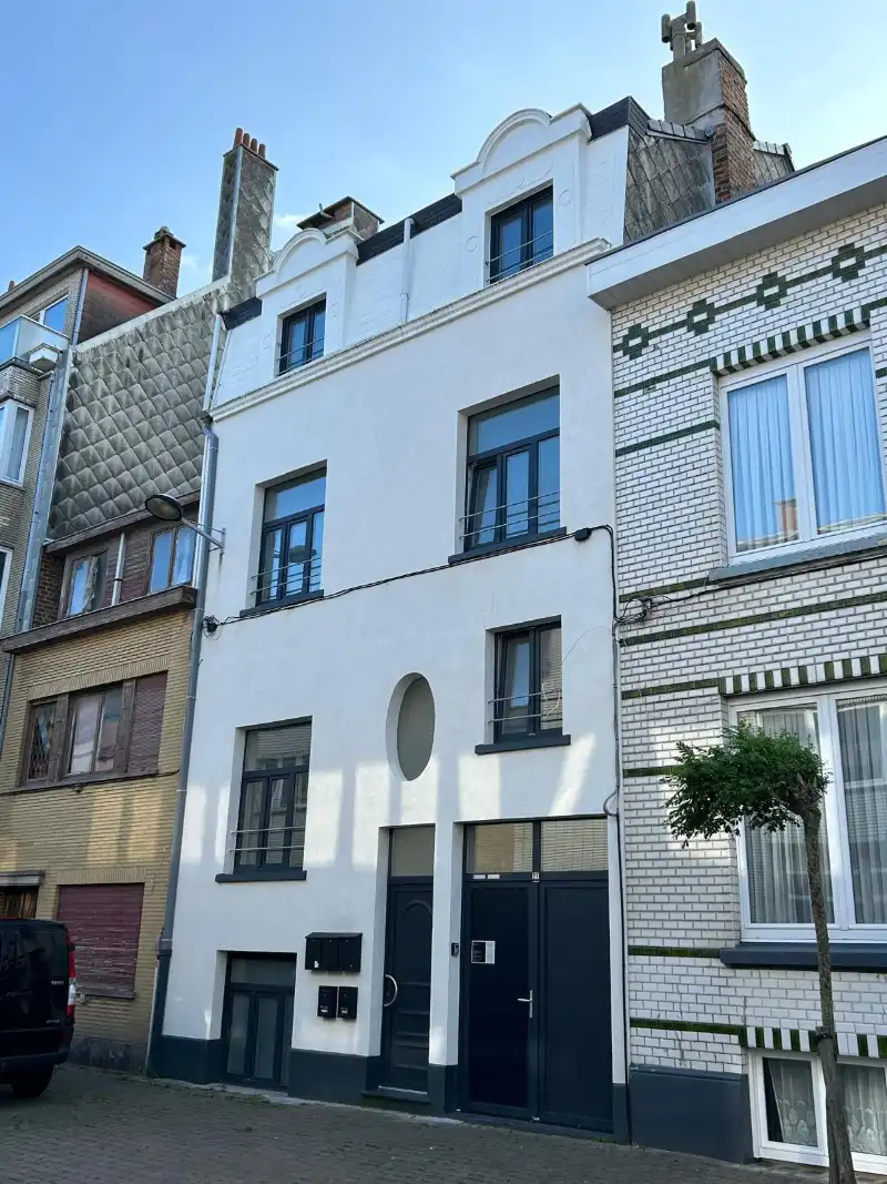 Volledig gerenoveerd  1-slaapkamerappartment foto 2