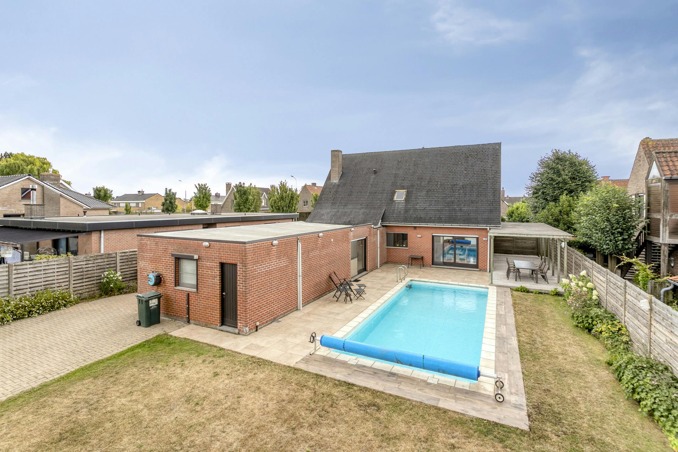 Alleenstaand huis met 5 kamers te koop in Beveren-Leie foto {{pictureIndex}}