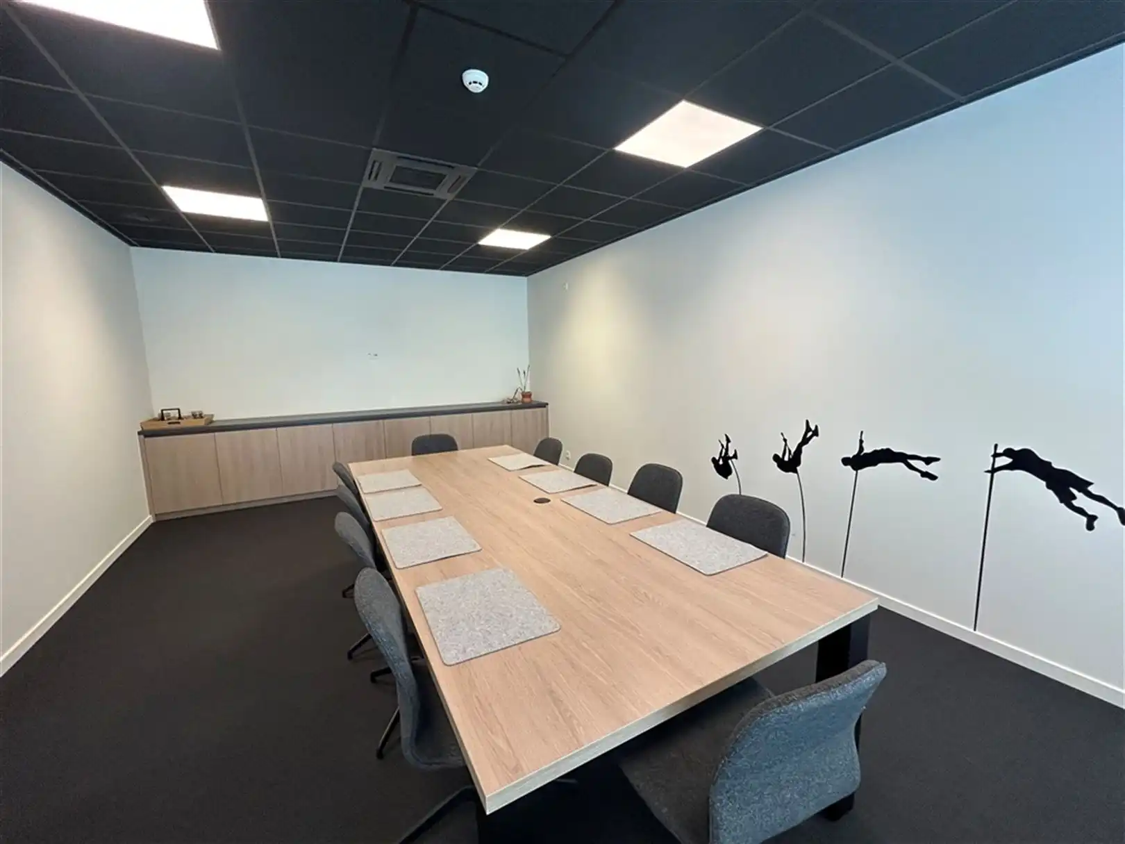 Hedendaags kantoorgebouw met magazijn foto 5