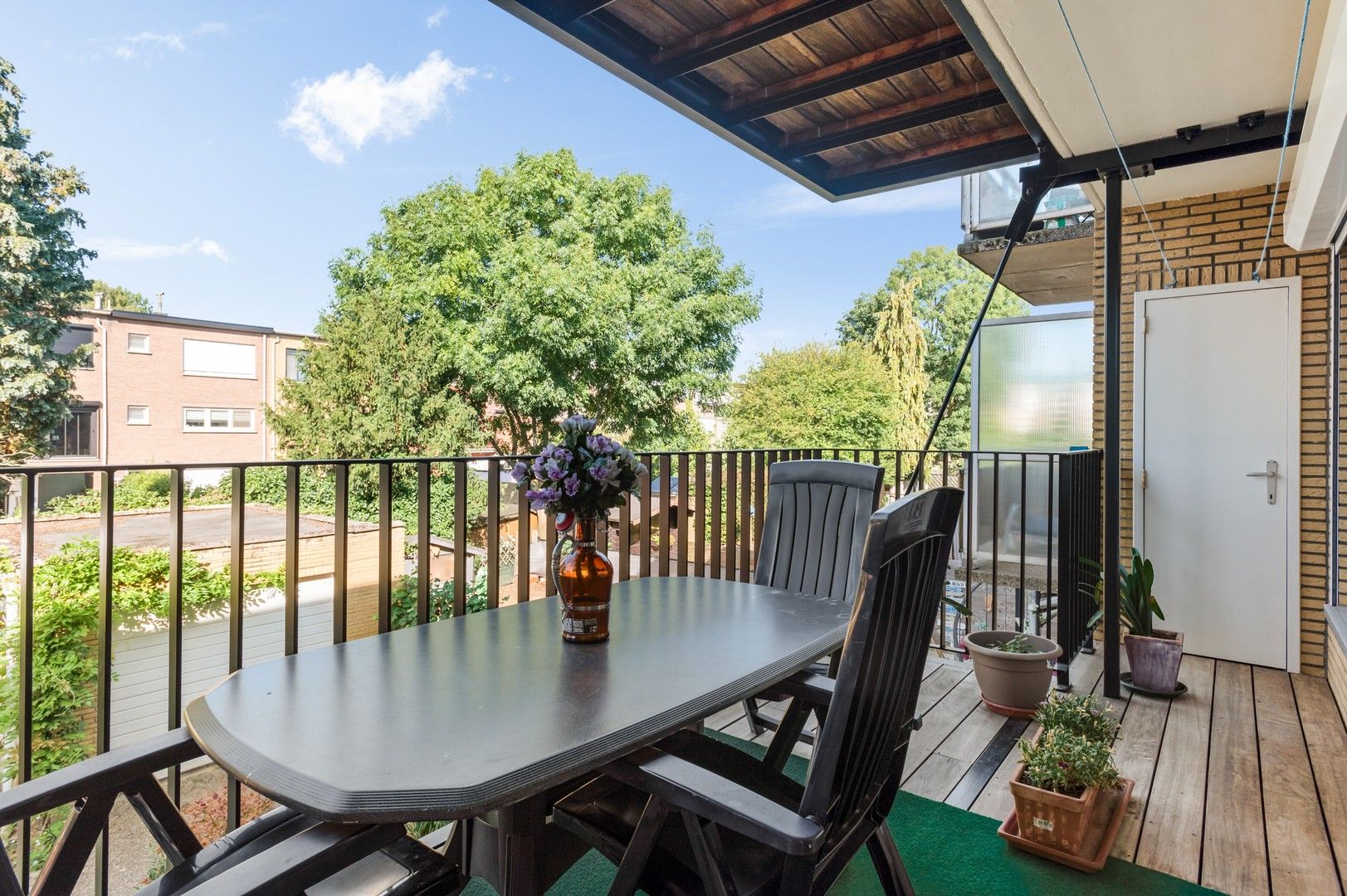 Goed onderhouden app. met zonnig terras in rustige straat foto 2