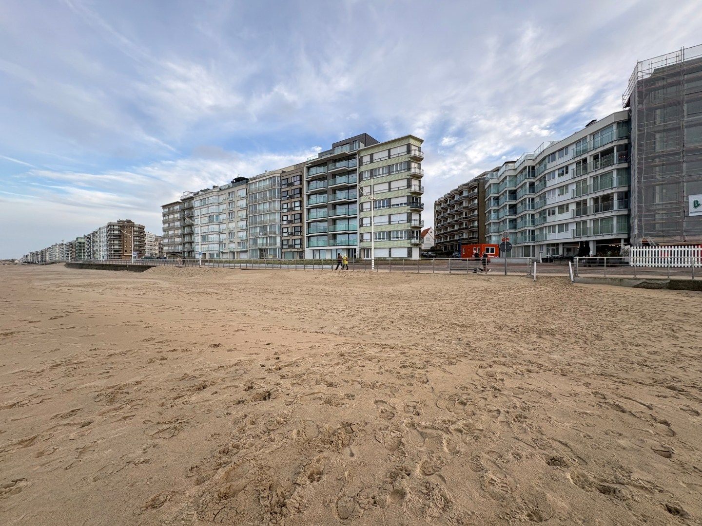 Uitzonderlijk aanbod – Ruim hoekappartement met 3 slaapkamers op de Zeedijk in Koksijde foto {{pictureIndex}}