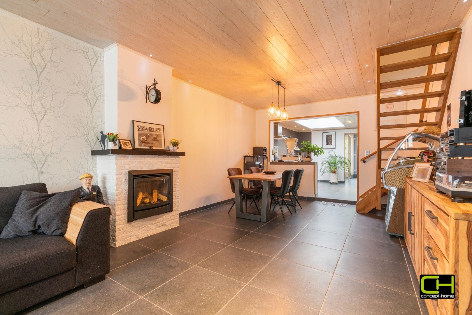 Woning met ruime garage, tuin en 2 slaapkamers foto {{pictureIndex}}
