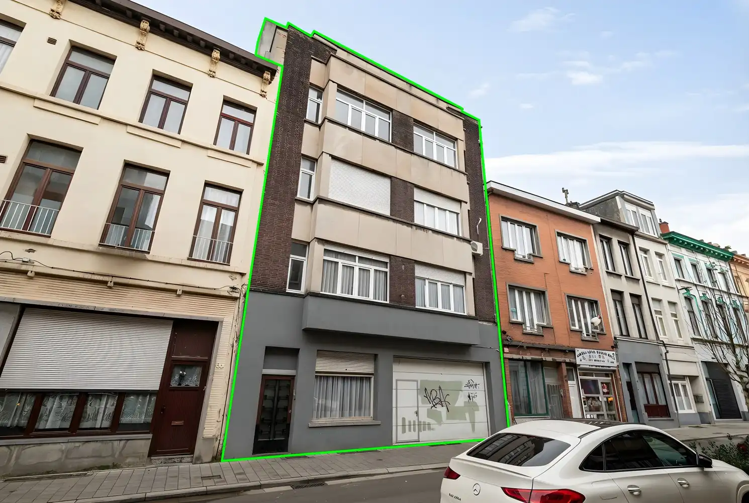 Hoofdfoto van de publicatie: Opbrengsteigendom met een groot magazijn en 3 appartementen te koop!