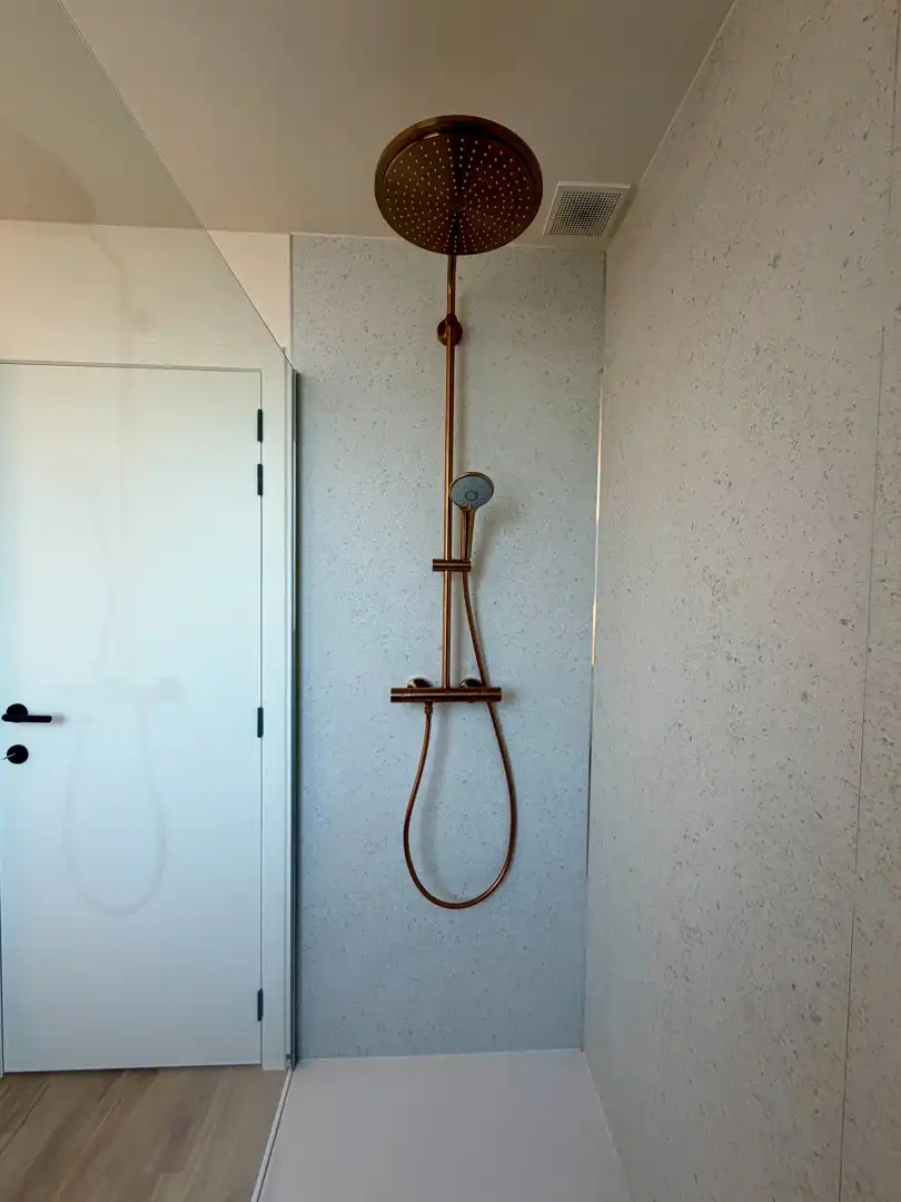 Volledig gerenoveerde woning vlakbij centrum Kortrijk met garage! foto 10