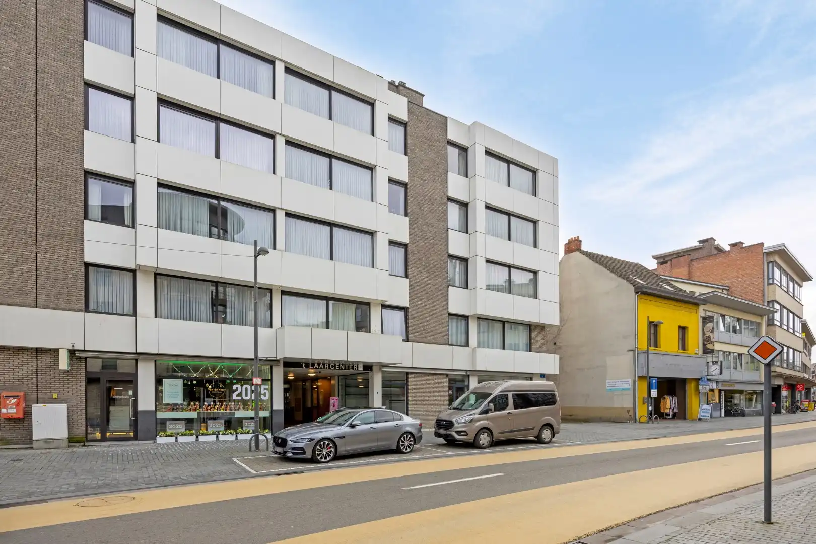 Gunstig gelegen handelsruimtes van 56 m² en 37 m² in gallerij "Laarcenter". foto {{pictureIndex}}