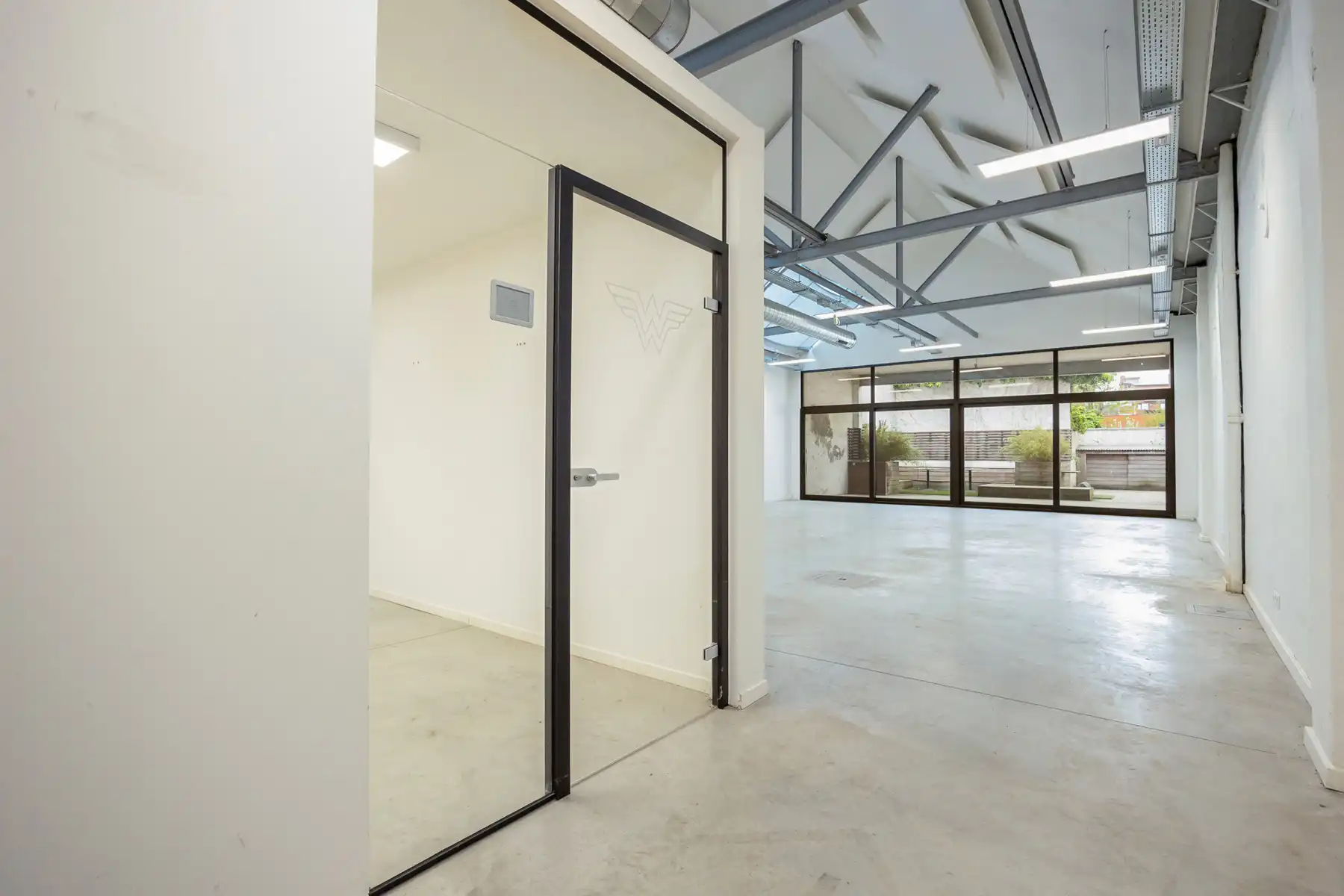 Instapklaar kantoorgebouw te koop in Merksem foto 21