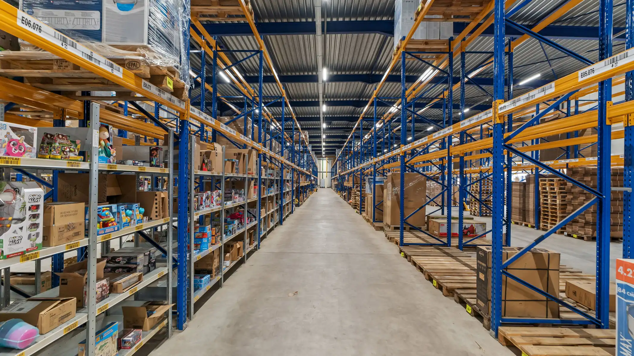 Volledig uitgerust distributiecentrum in nieuwbouwstaat foto 33