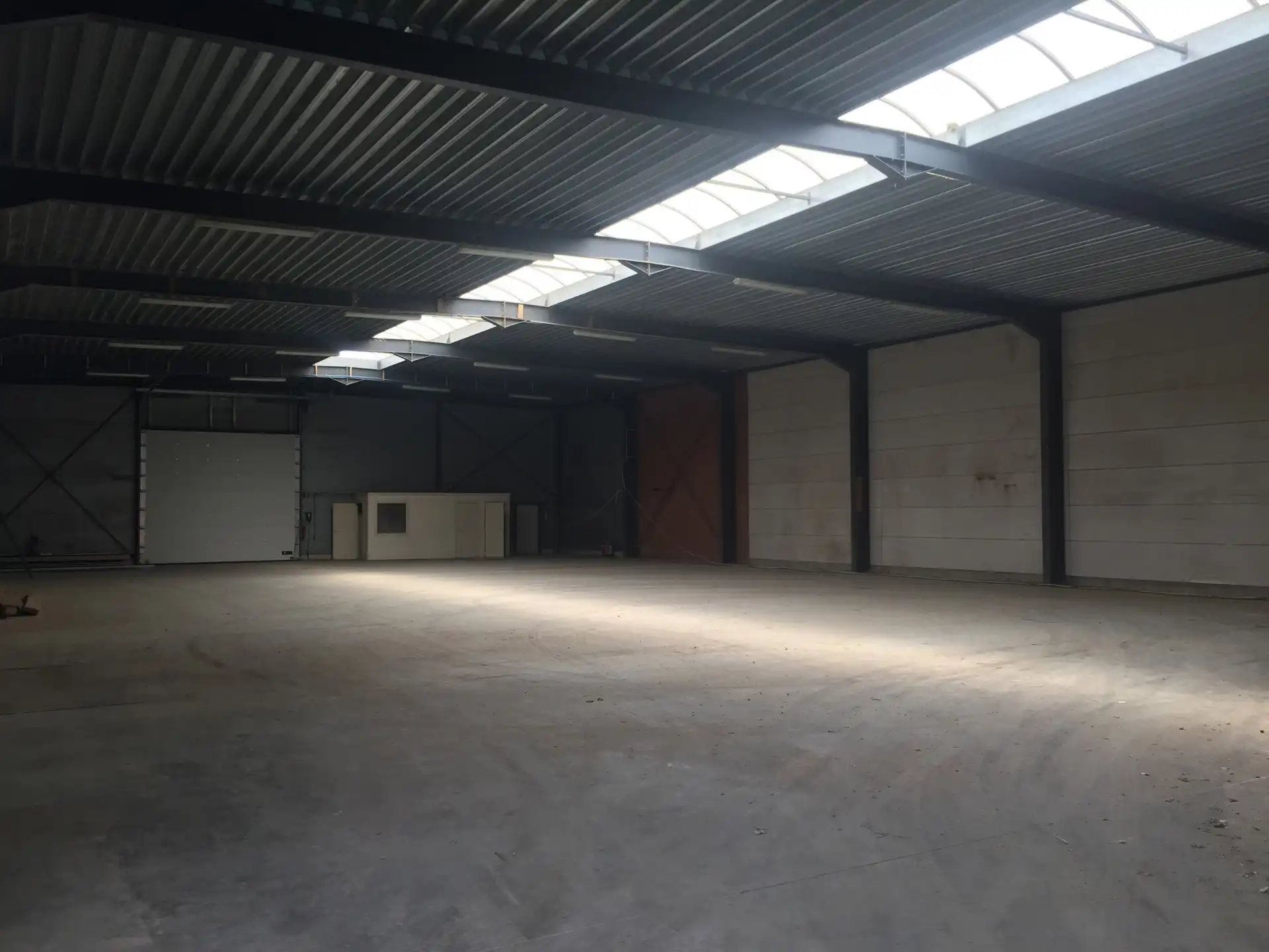 Magazijn Unit C - 880m² met kantoren te huur foto 3