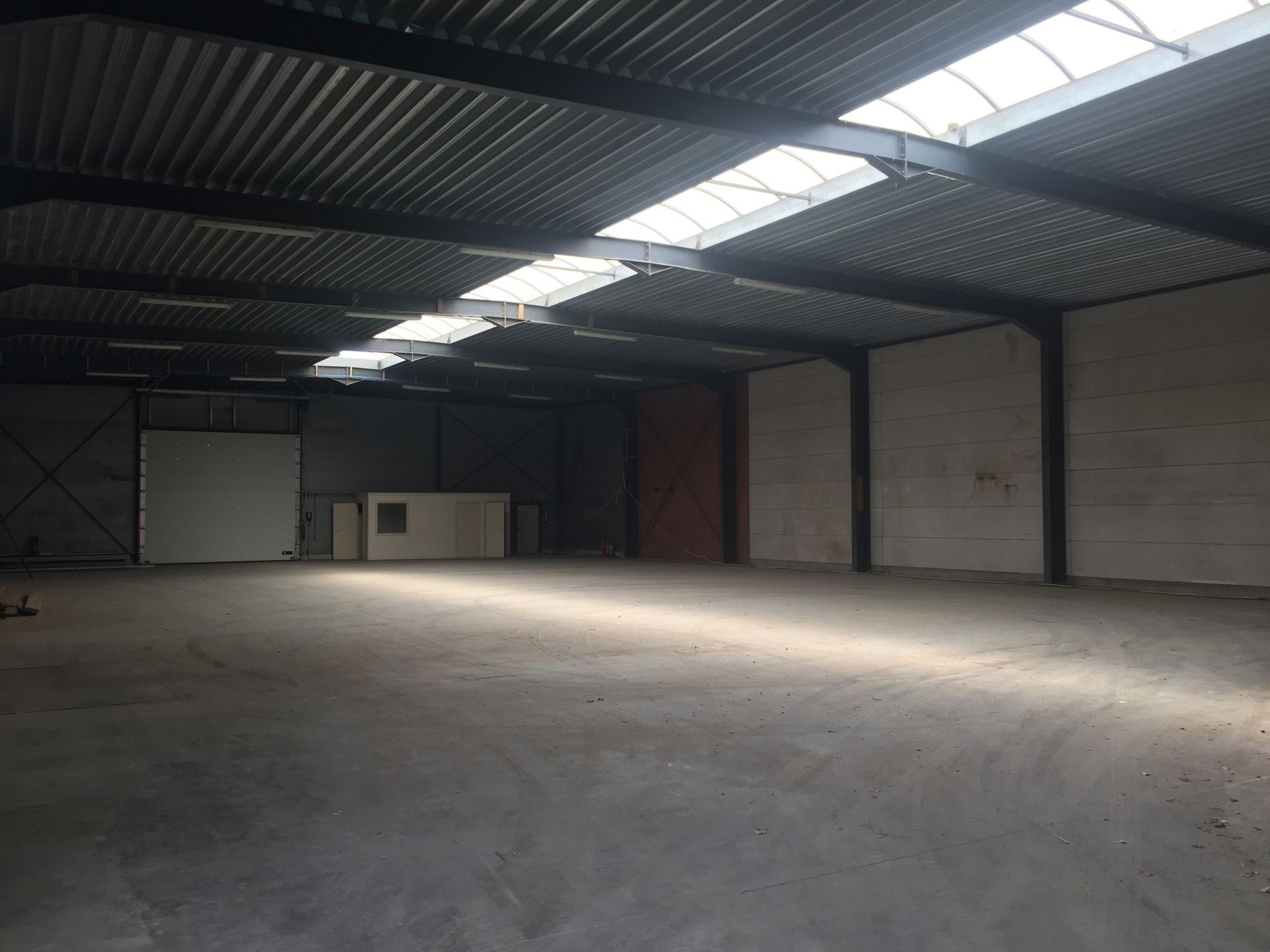 Magazijn Unit C - 880m² met kantoren te huur foto 3