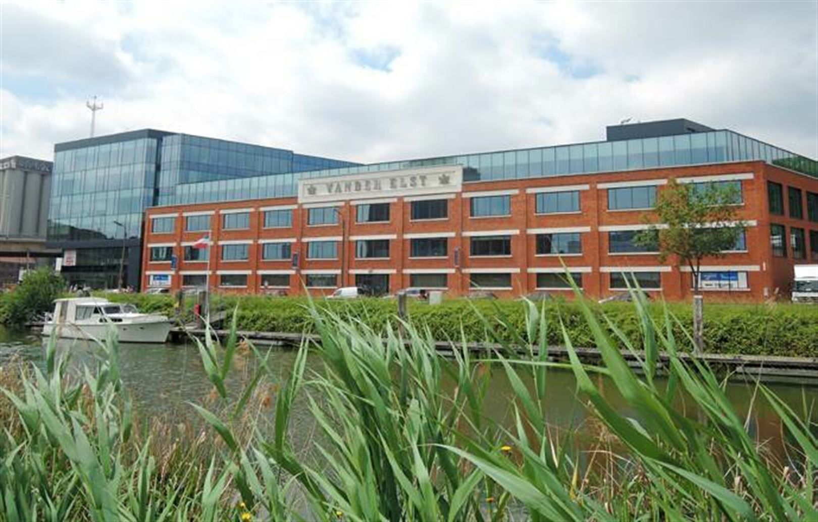 VANDERELST COMPLEX foto {{pictureIndex}}