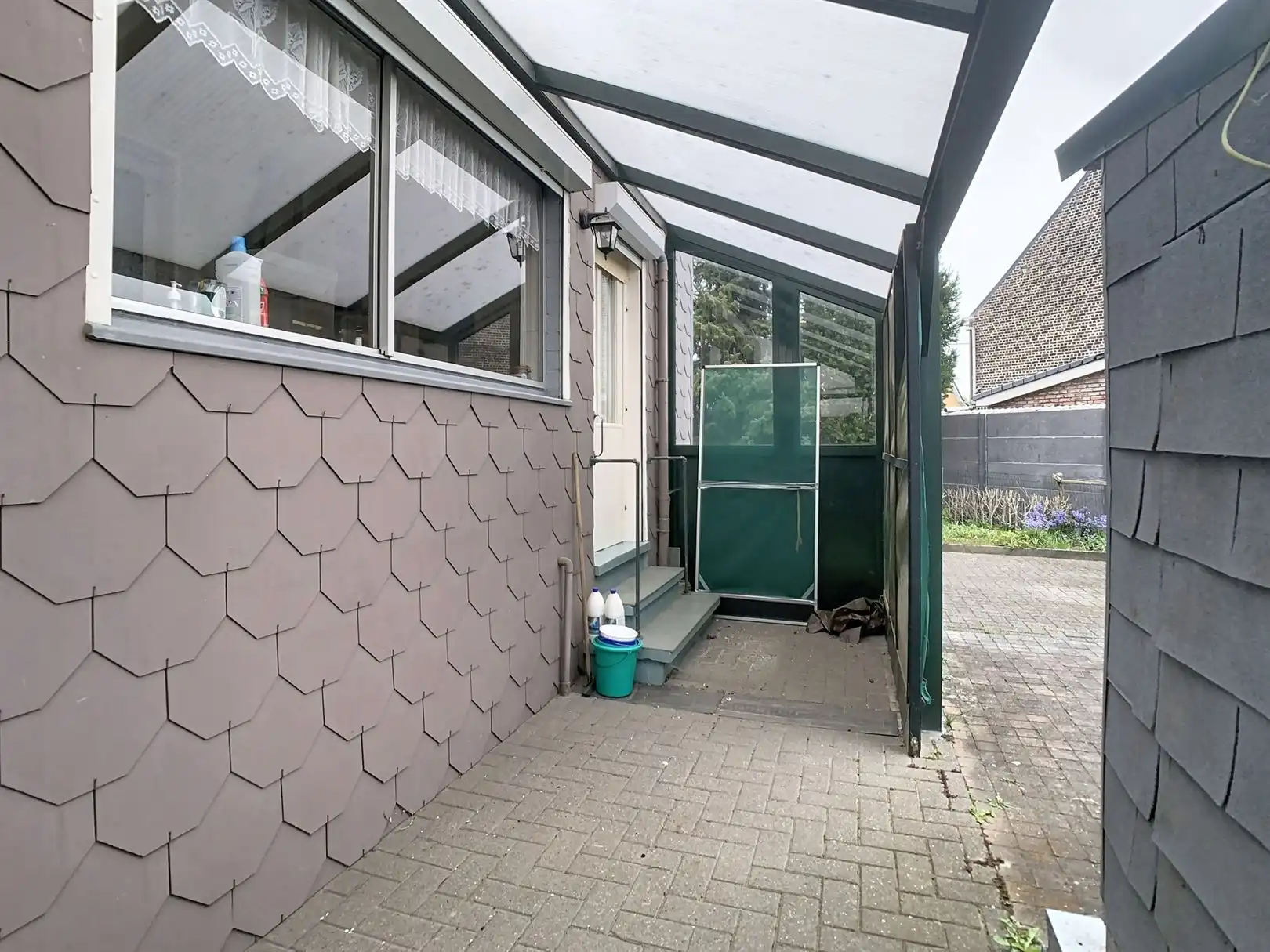 Mooi te renoveren 3-gevel woning!! foto 13