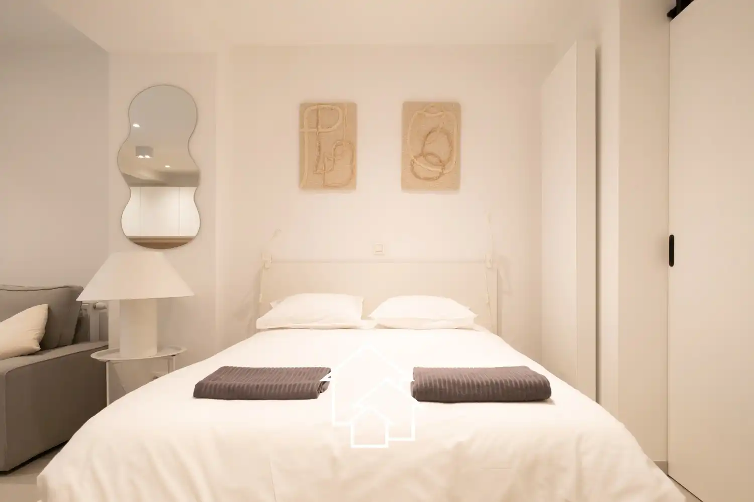 Gemeubileerd appartement met kleine binnenplaats in de wijk rond de vijvers van Ixelles. foto 13