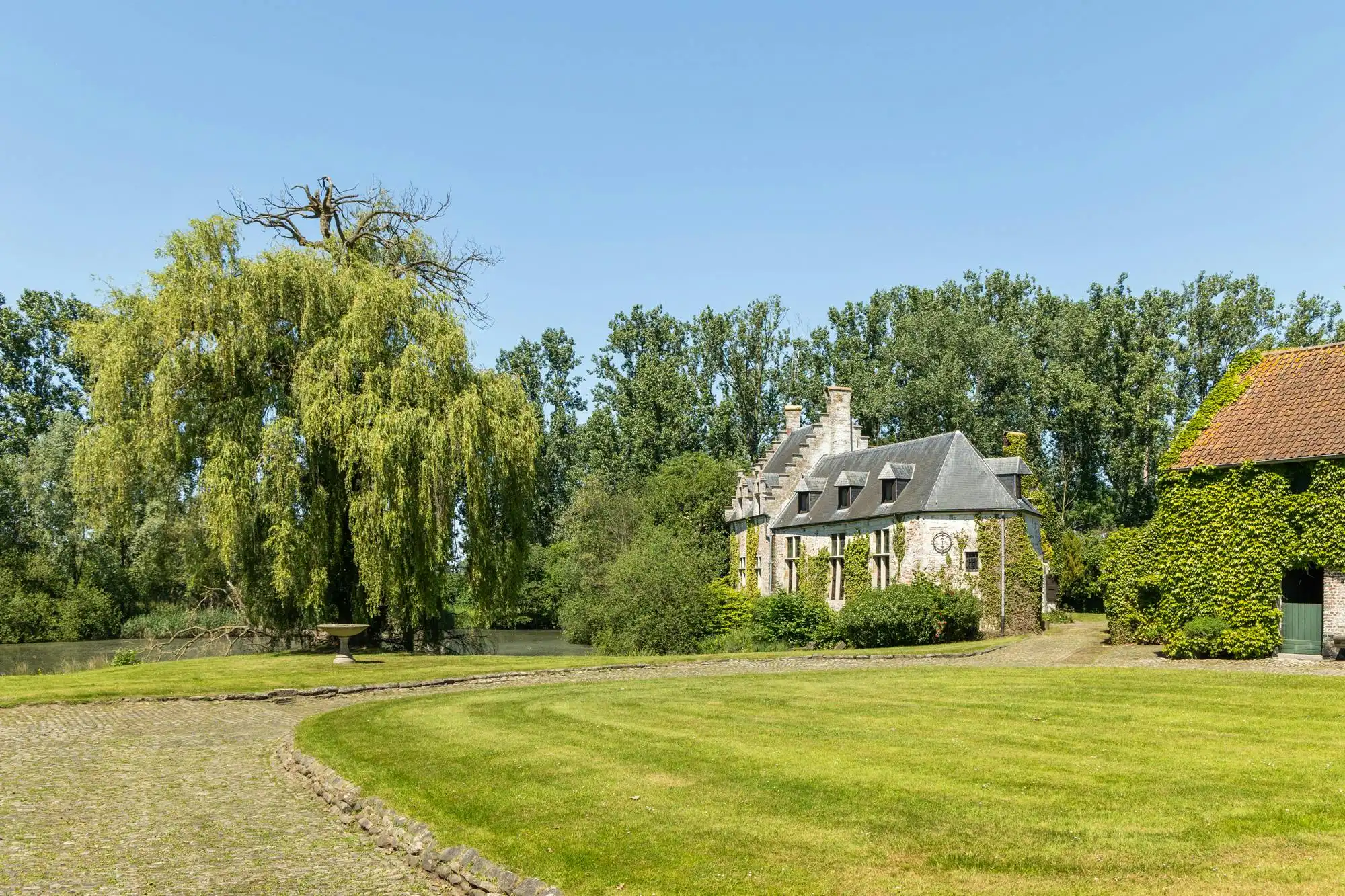 Historische kasteelhoeve en waterburcht te koop in Grimbergen  foto 2