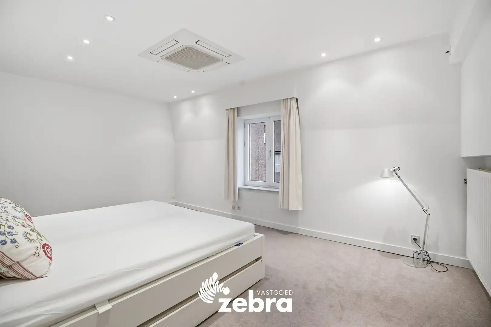 Stijlvolle, volledig gemeubelde karakterwoning in het centrum van Roeselare! foto 25