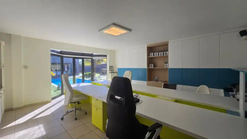 Magazijn met buitenopslag en kantoor te huur foto 9