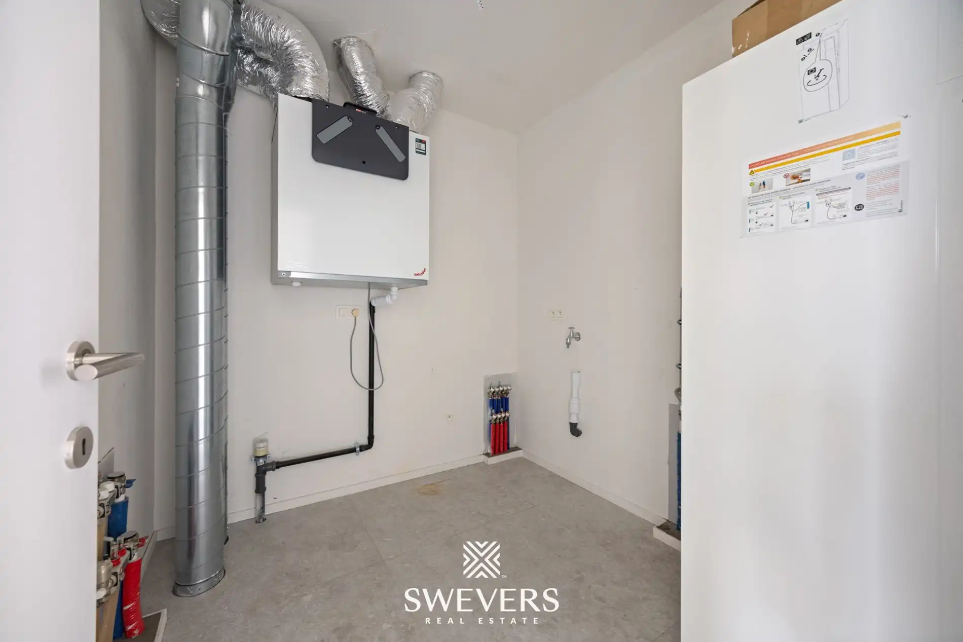 Moderne woning met open leefruimte en tuin foto 22