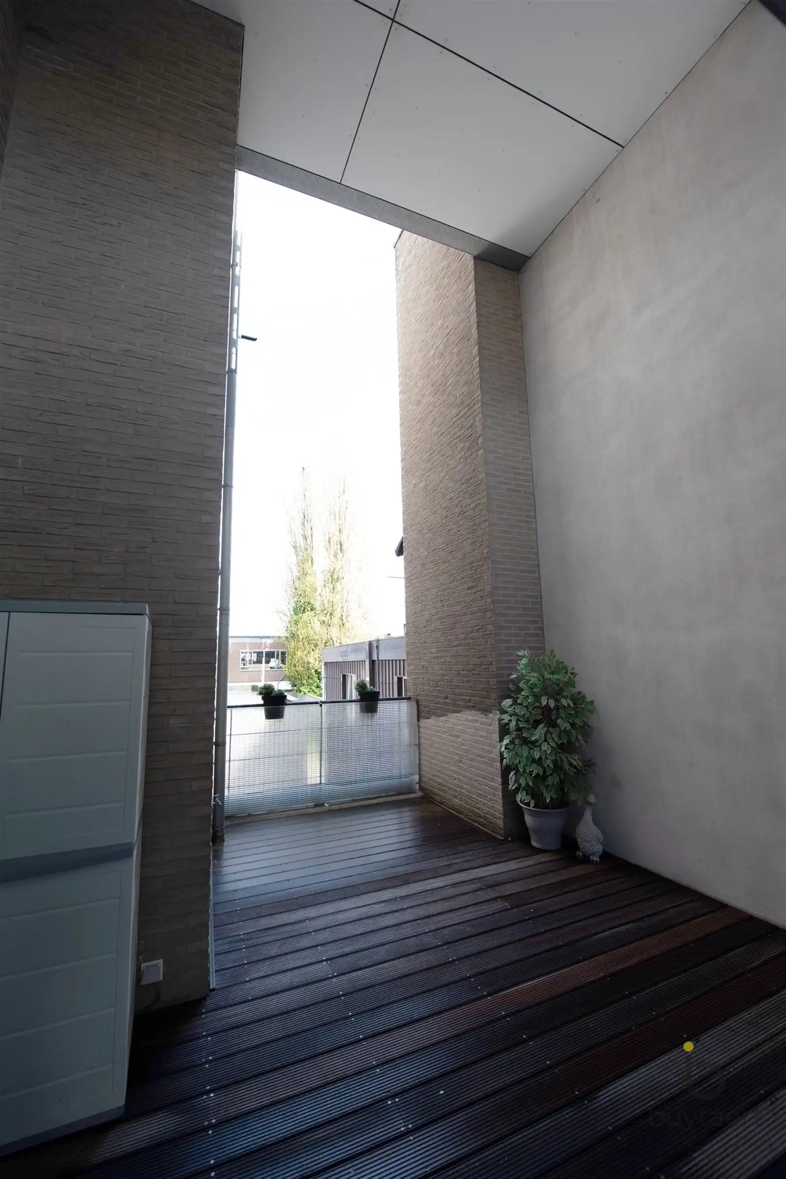 Ruim appartement met vooraan en achteraan terrassen en parking op een pleintje. foto 11