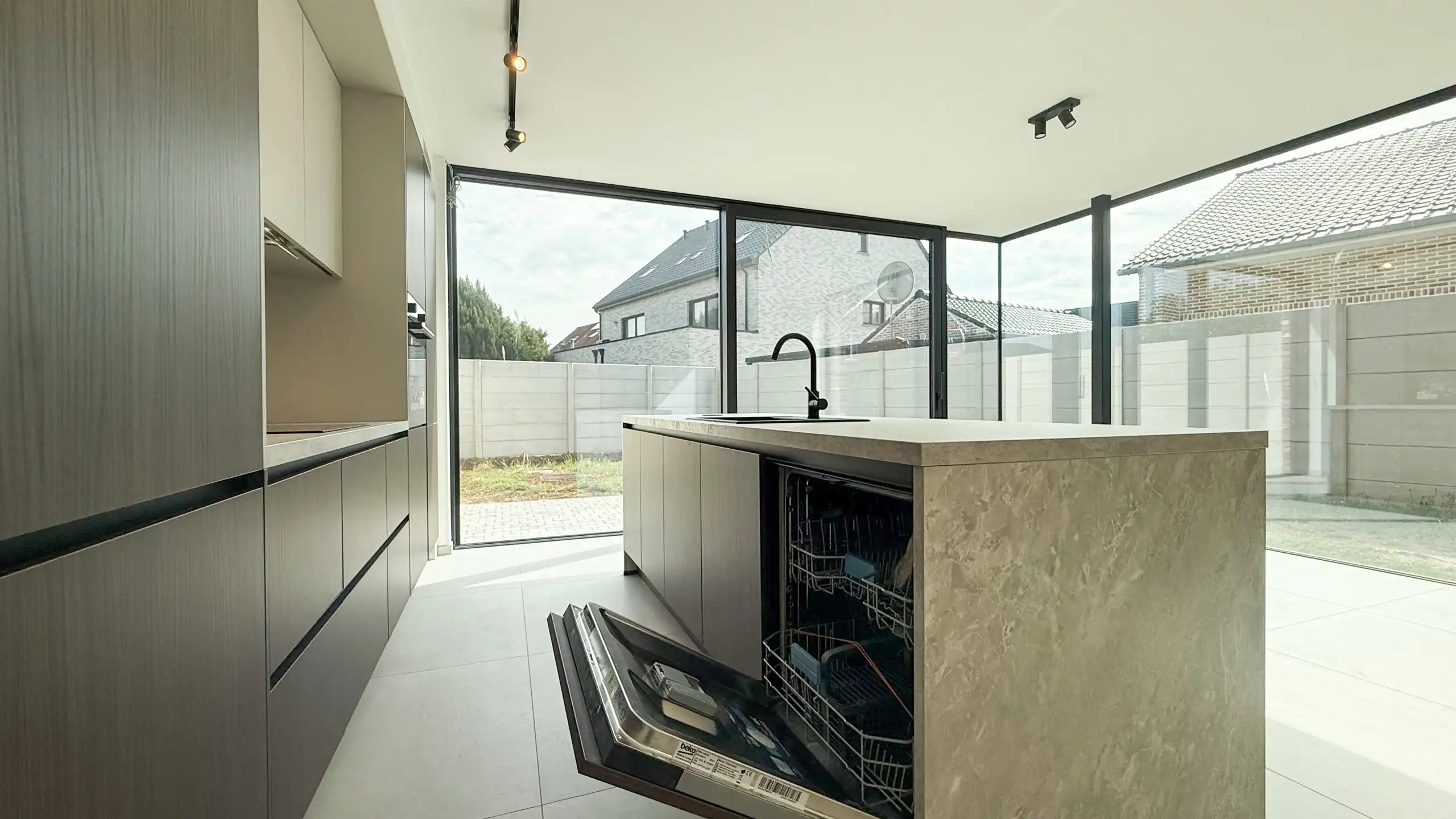 Kwalitatief afgewerkte nieuwbouwwoning op centrale ligging! foto 12