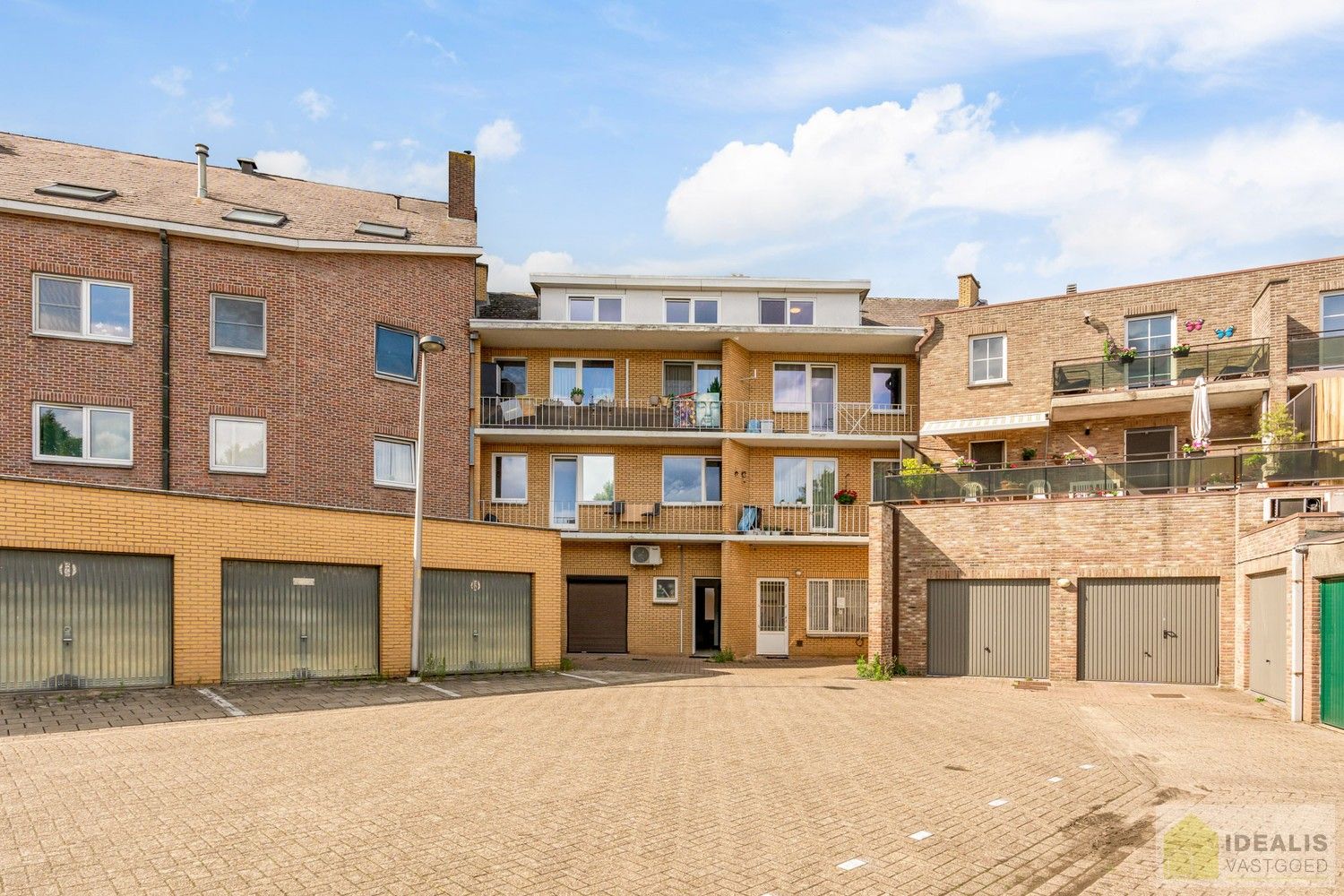 IDEALIS VASTGOED - APPARTEMENT PAL IN  HET CENTRUM VAN HAMONT! Dit appartement omvat 60m² netto bewoonbare oppervlakte en is voorzien van een lichtrijke woonkamer met aansluitend een uitgeruste keuken, nachthal, badkamer, slaapkamer en berging!! Zeer geschikt voor kandidaten op zoek naar een instapklaar appartement in het stadscentrum van Hamont! foto 14