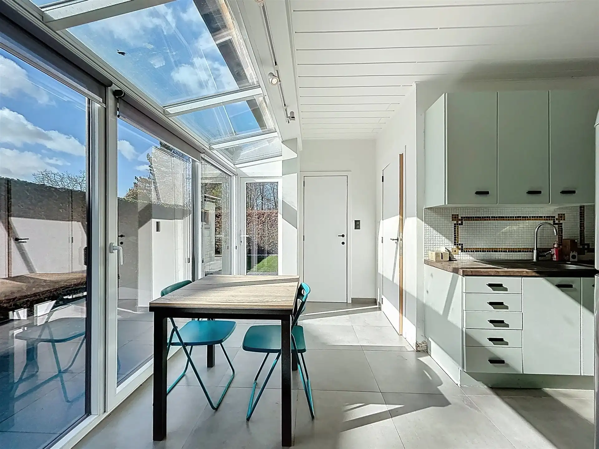  half open bebouwing met 3 slaapkamers en oprit voor meerdere wagens op toplocatie foto 5