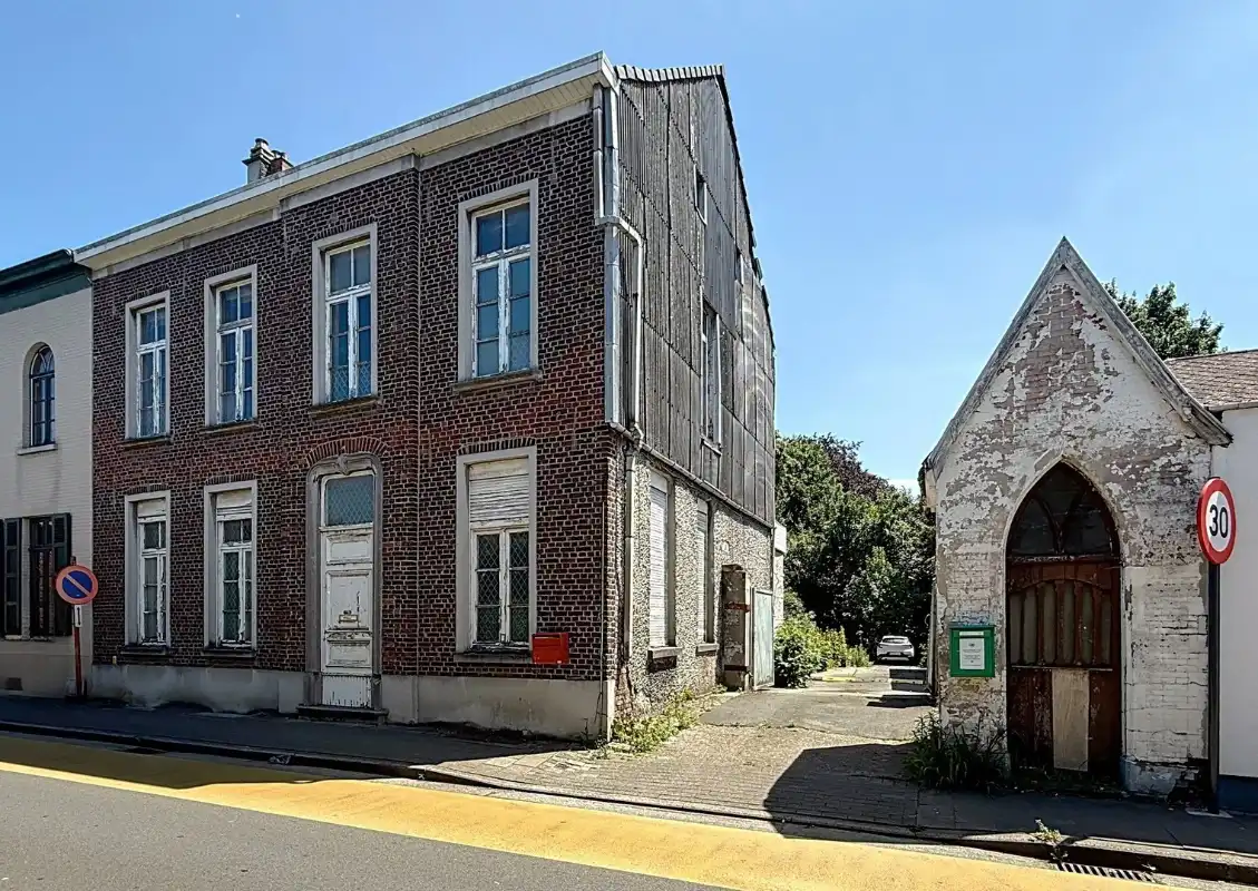 Hoofdfoto van de publicatie: Herenhuis met bijgebouwen en uitgestrekte tuin.