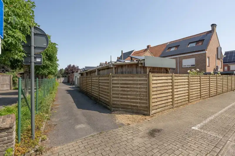 🏡 Te renoveren HALFOPEN woning met 3 slaapkamers, grote garage met uitweg achteraan TE KOOP in het hartje van Sint-Baafs-Vijve! foto 17