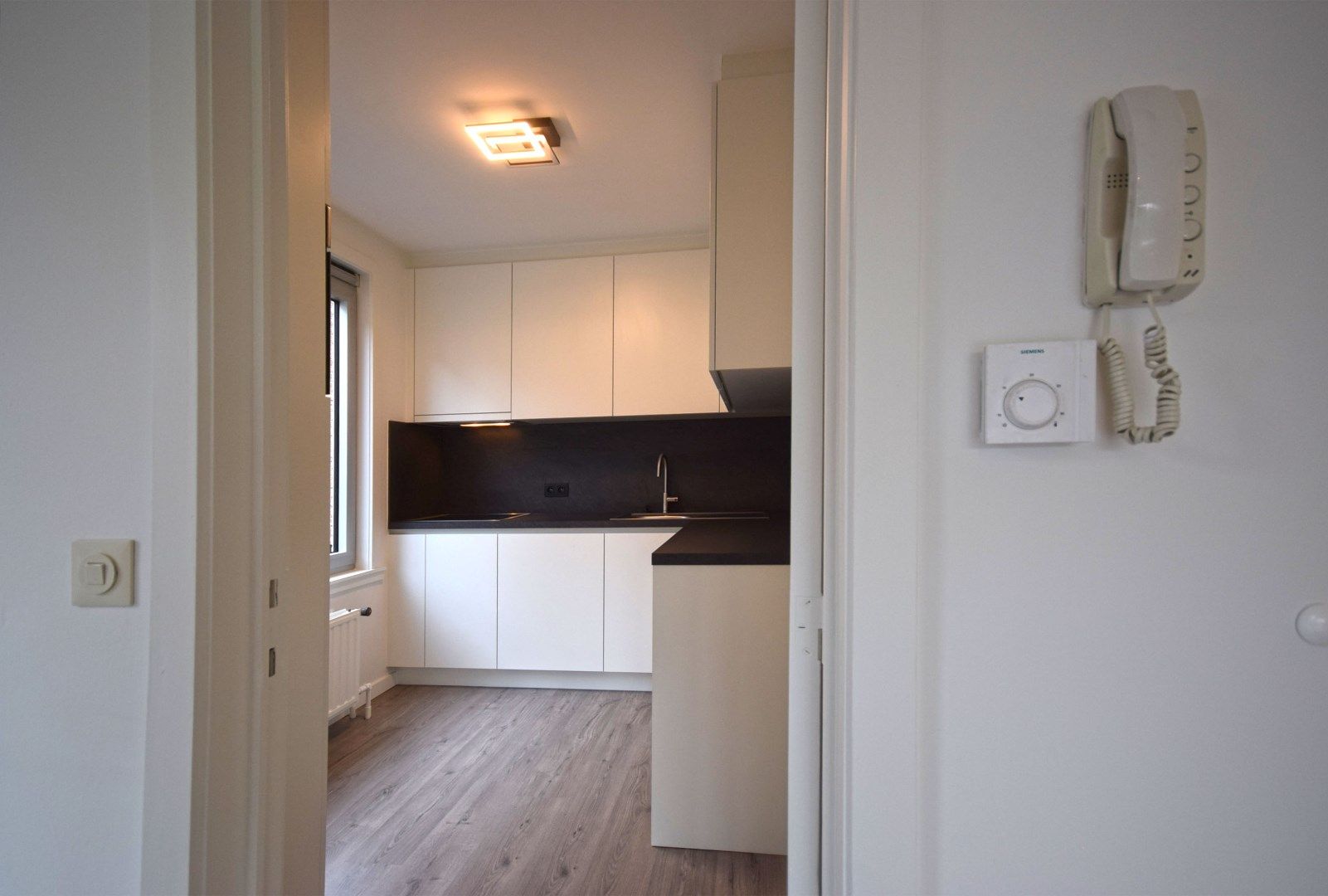 INSTAPKLAAR EEN-SLAAPKAMER APPARTEMENT IN CENTRUM ROESELARE foto 7