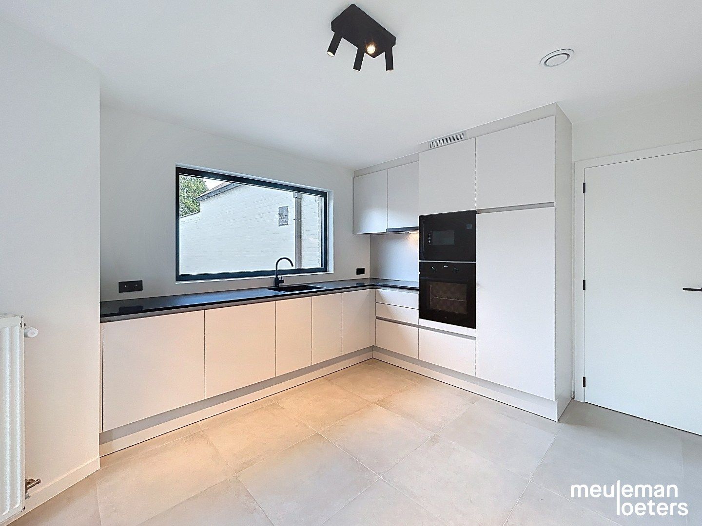 Instapklare woning met tuin en ruime garage foto 2