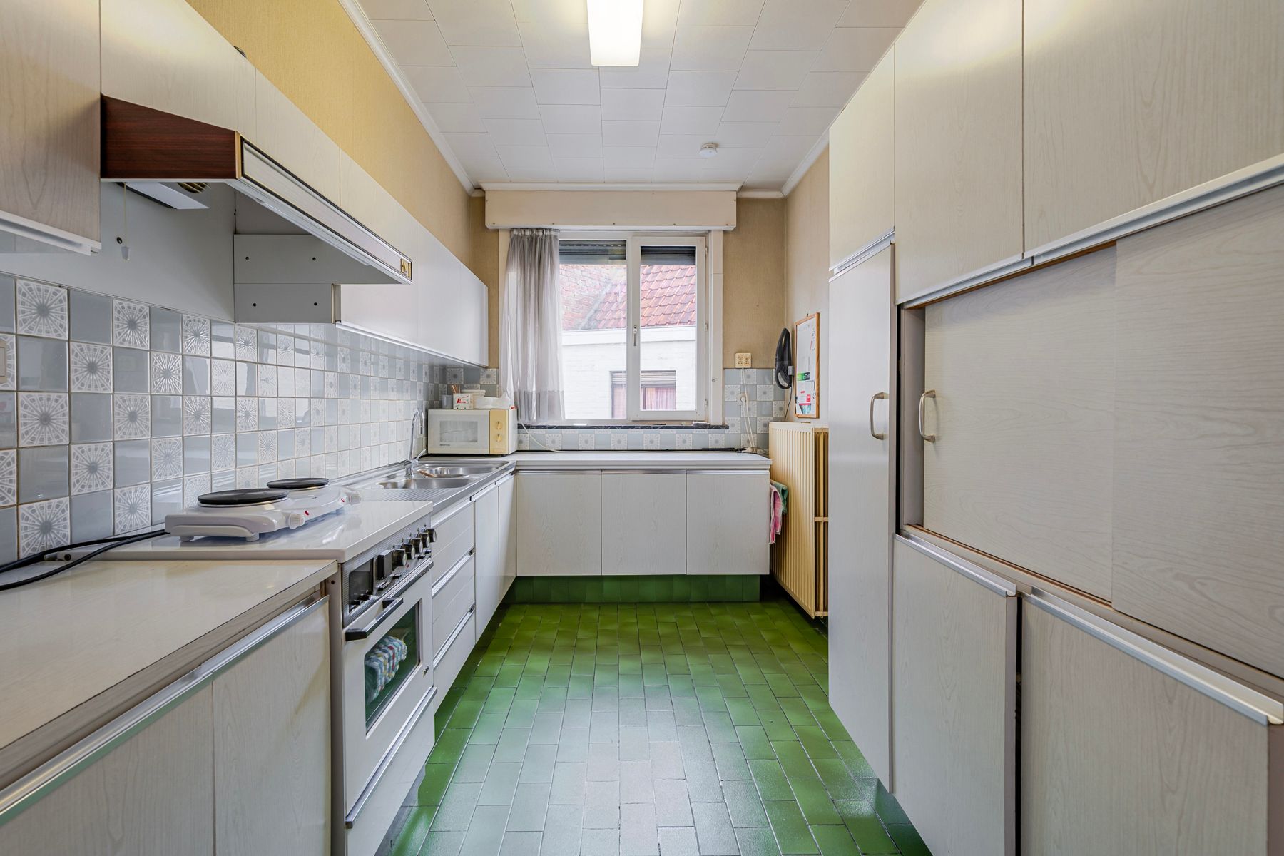 Ruime woning met meerdere bijgebouwen foto 11