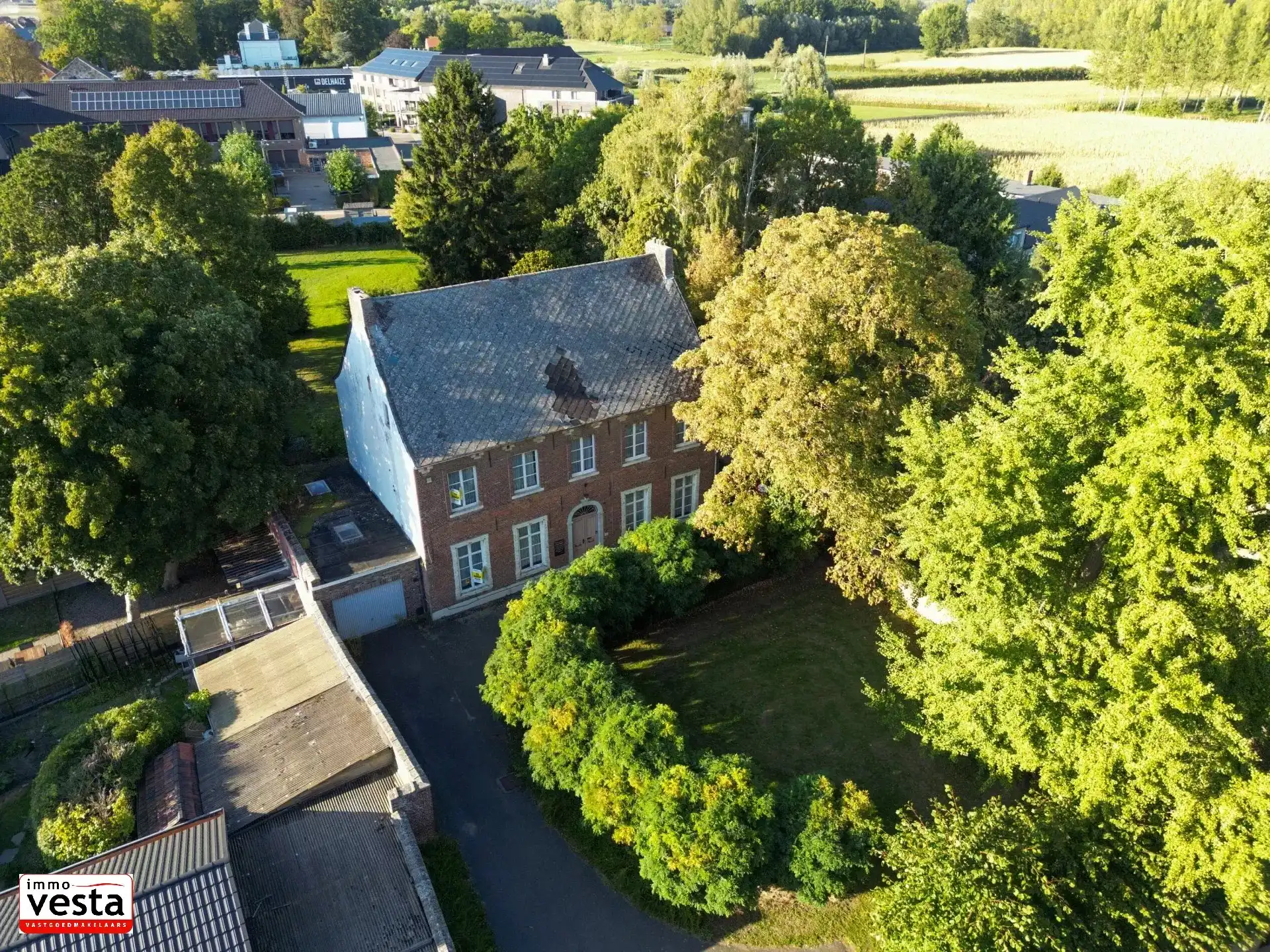 Voormalige pastorie met tal van mogelijkheden foto {{pictureIndex}}