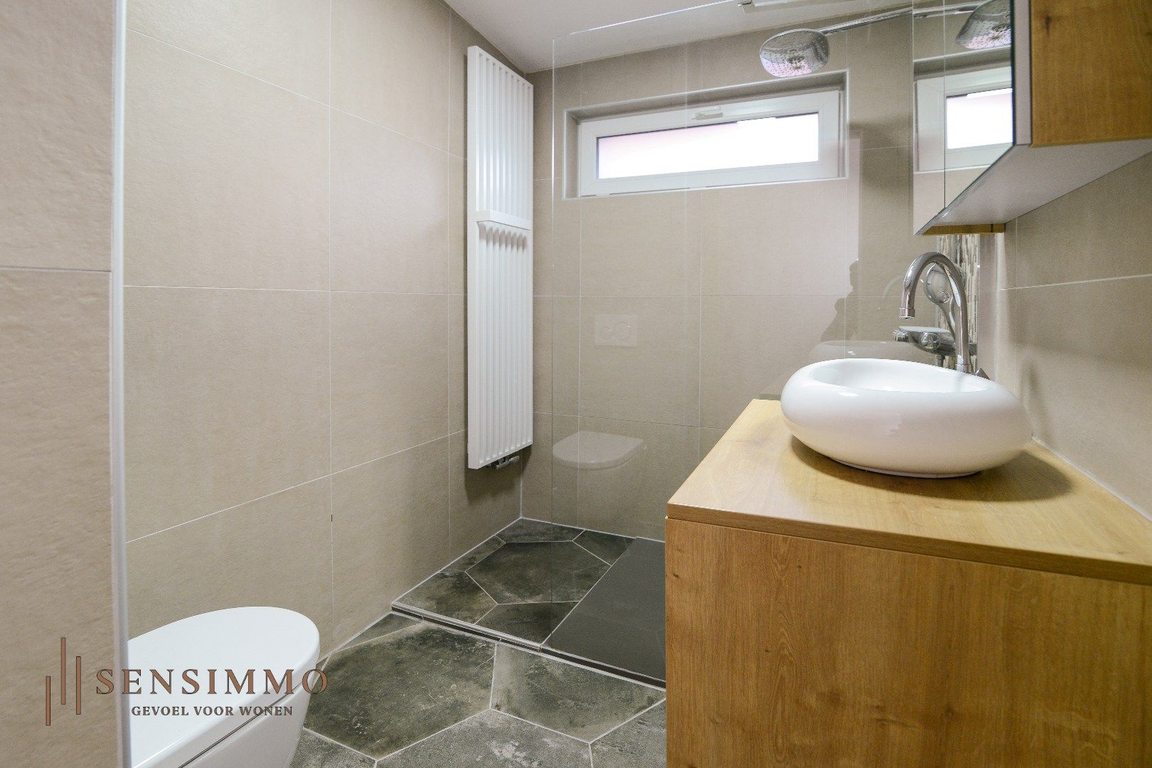 Gerennoveerde halfopen bebouwing met 3 slaakamers, terras, tuin en dubbele garage foto 14