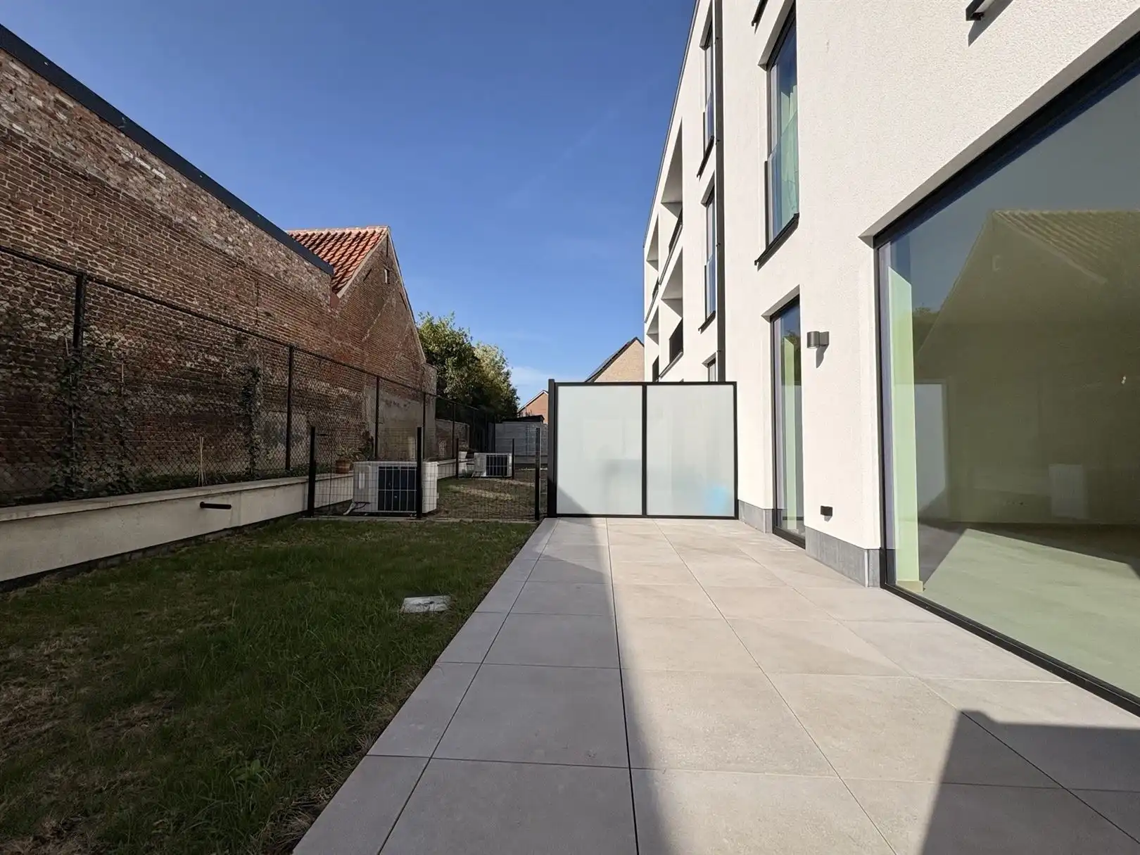 Modern en instapklaar gelijkvloers appartement met terras, tuin en ondergrondse staanplaats in Grembergen foto 13