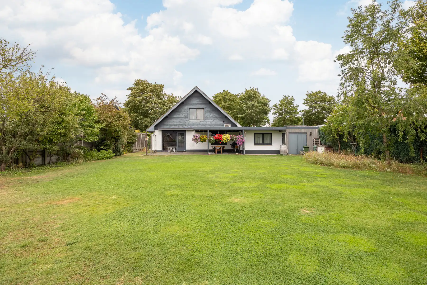 Gerenoveerde gezinswoning met zonrijke tuin op ca 1.081 m². foto 24