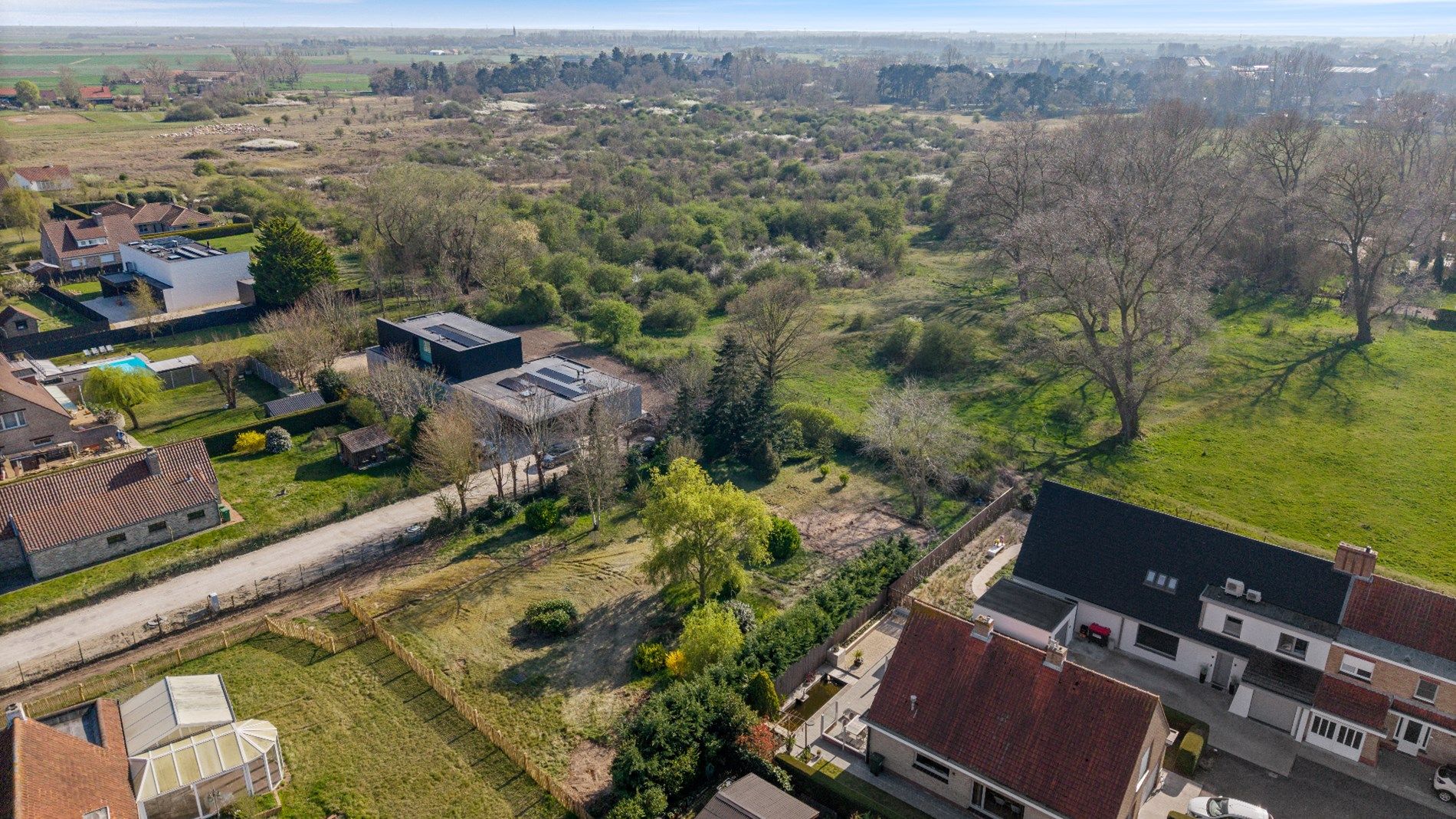 Bouwgrond grenzend aan het natuurgebied foto {{pictureIndex}}