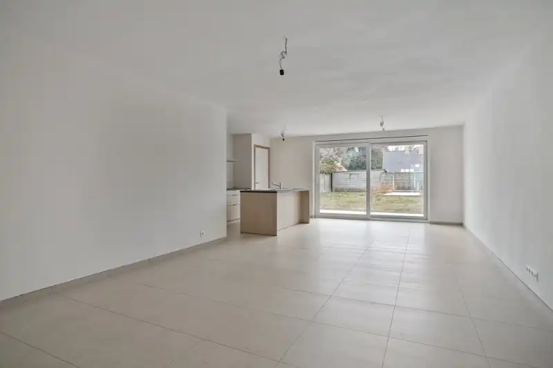Prachtige, verrassend ruime nieuwbouwwoning met 3 slaapkamers én inpandige garage te koop in Dentergem! foto 3