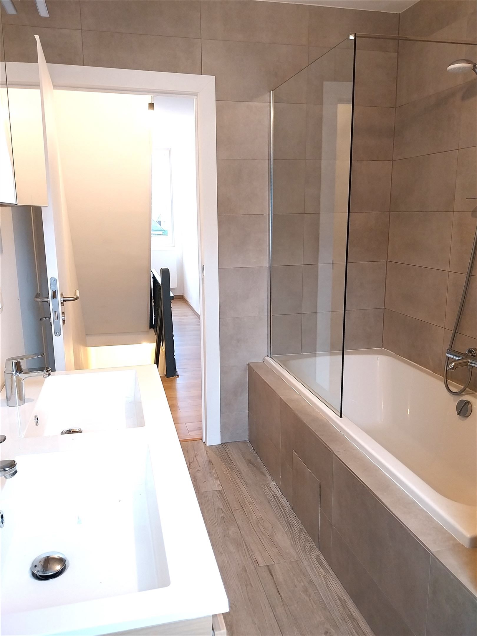 TE HUUR: Gerenoveerde halfopen bebouwing met 3 slaapkamers en ruime tuin! foto 15