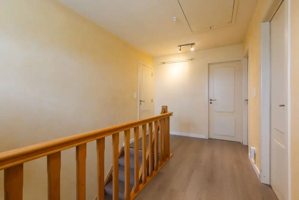 Ruime halfopen woning met garage, carport en tuin foto 18