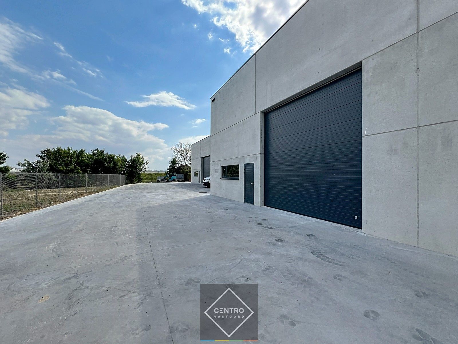 NB MAGAZIJN 216m²  (vrije hoogte 7m !) , voorzien van sectionaalpoort, deur, raam en 3 parkeerplaatsen te SLEIHAGE (Oostnieuwkerke). foto {{pictureIndex}}
