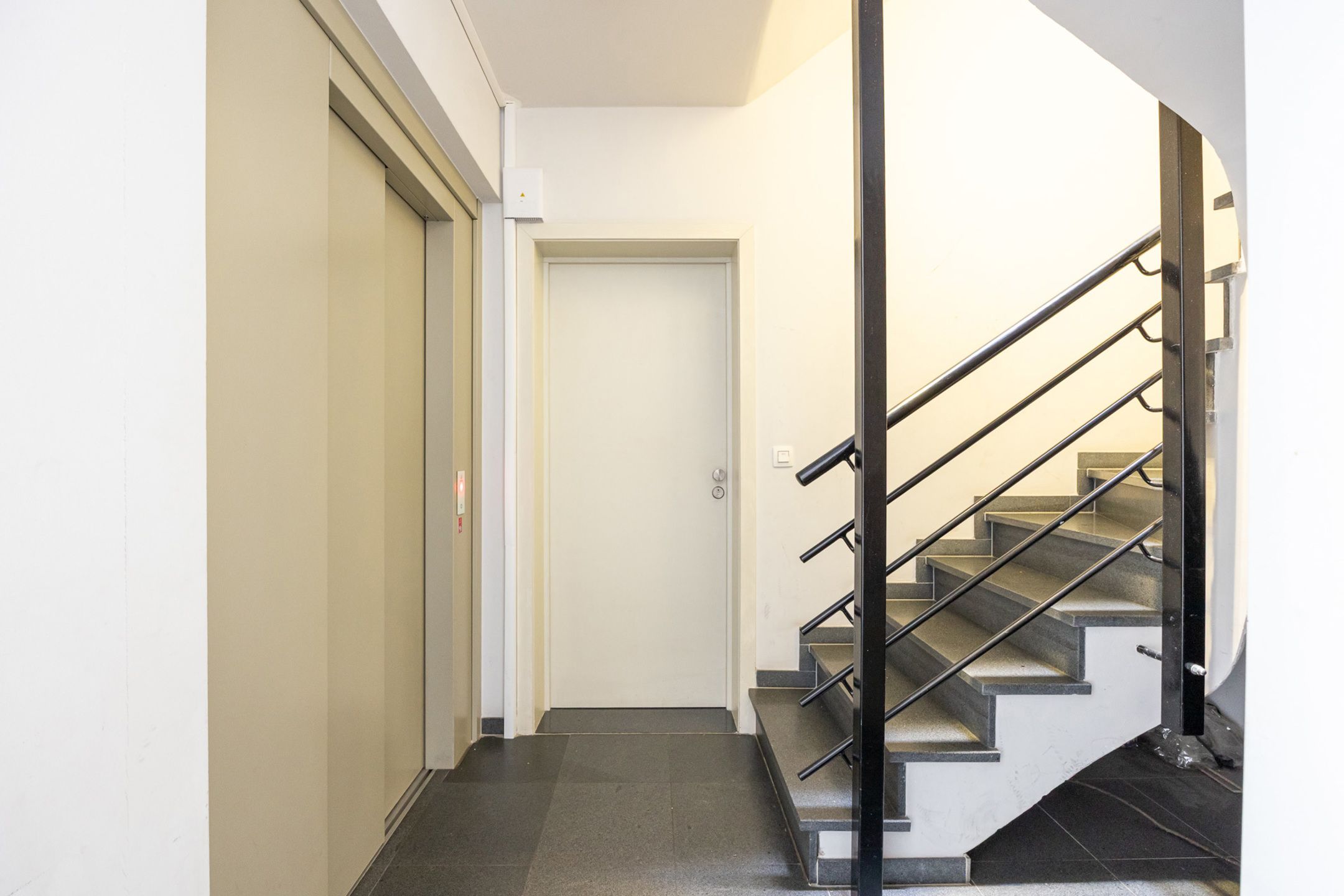 Te koop: stijlvol 2-slaapkamerappartement met terras foto 17