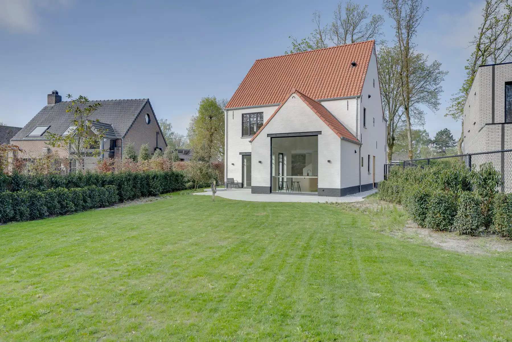 Stijlvolle nieuwbouwvilla met zicht op blijvend groen foto {{pictureIndex}}