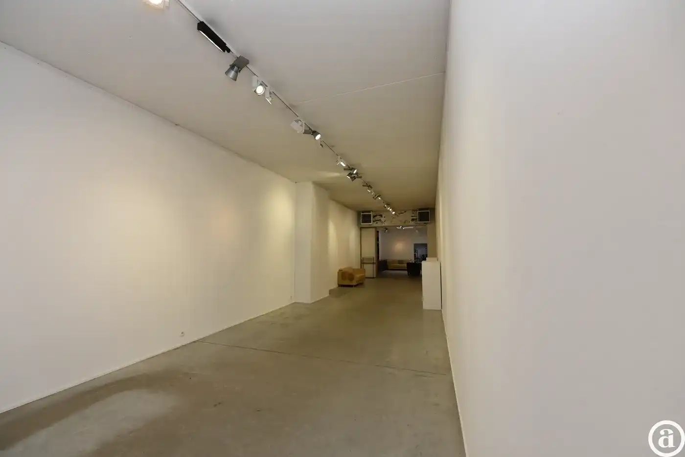 Uitstekend gelegen handelspand met hoge muren ( 3.70m) [Zandstraat - Zoute]. foto 2