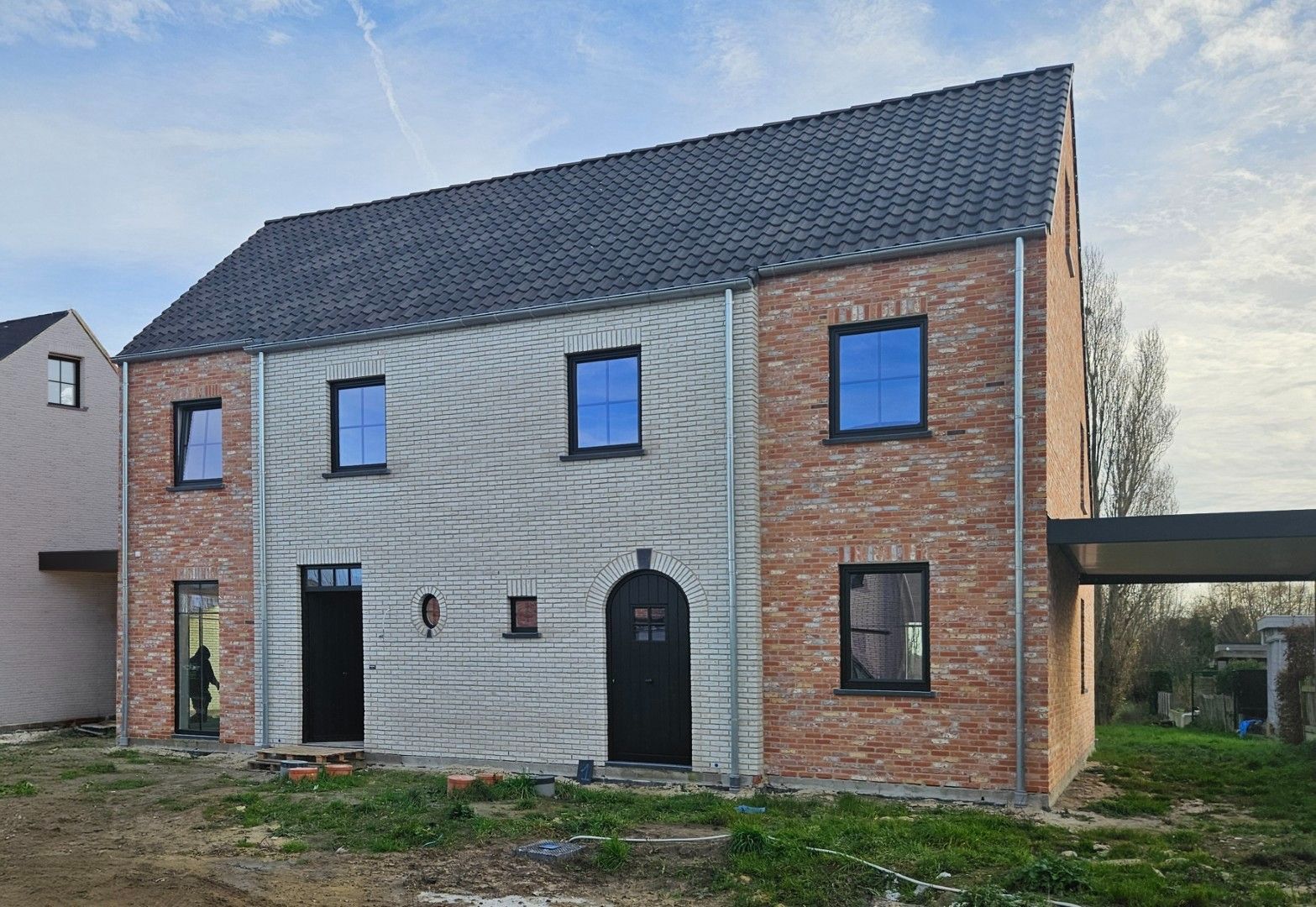 Energiezuinige halfopen bebouwing in het centrum foto {{pictureIndex}}