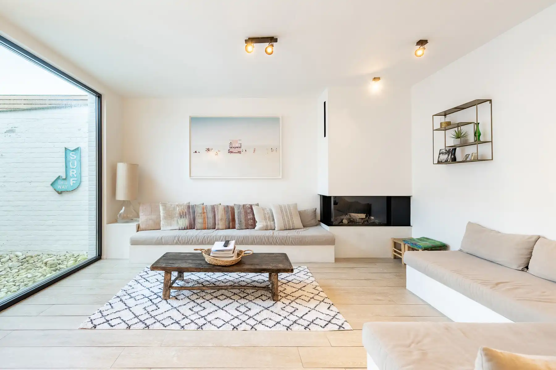 Instapklare, gemeubelde rijwoning met 5 slaapkamers en tuin – hartje Oud-Knokke foto {{pictureIndex}}