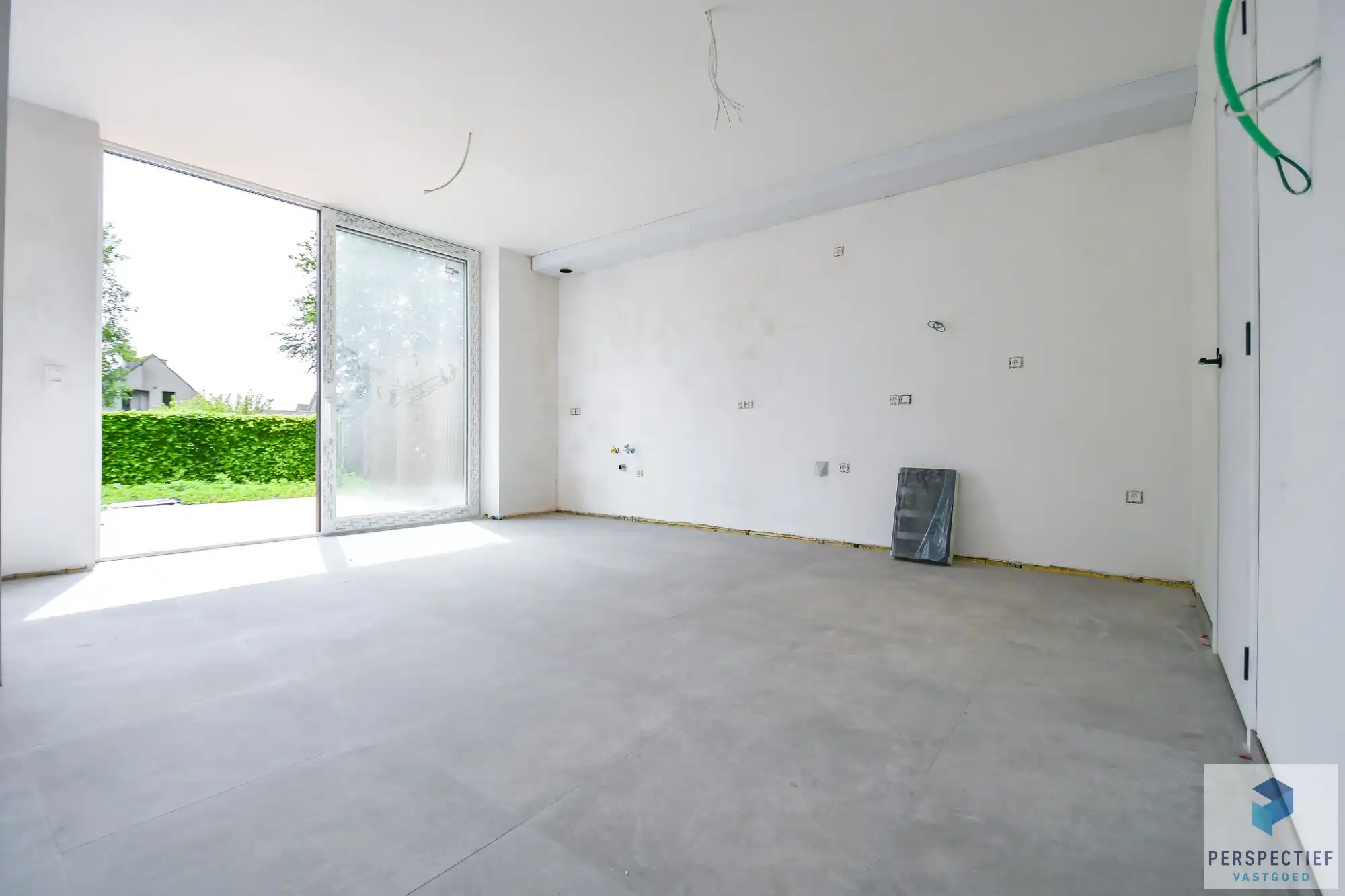 Rustig gelegen afgewerkte moderne nieuwbouwwoning (BEN) met garage en tuin foto 11