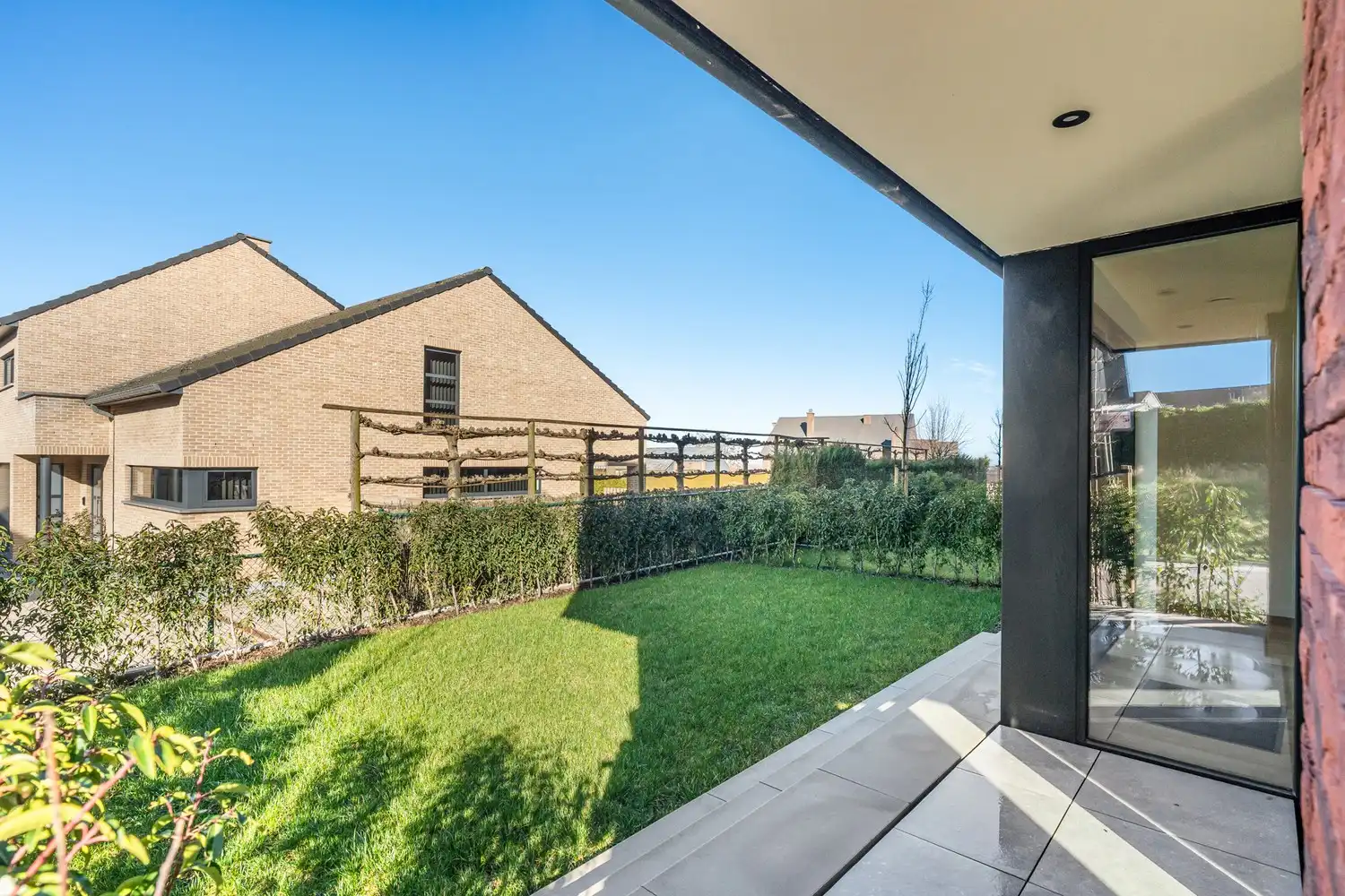 Instapklare nieuwbouw rijwoning met 3 slaapkamers en terras! foto 9